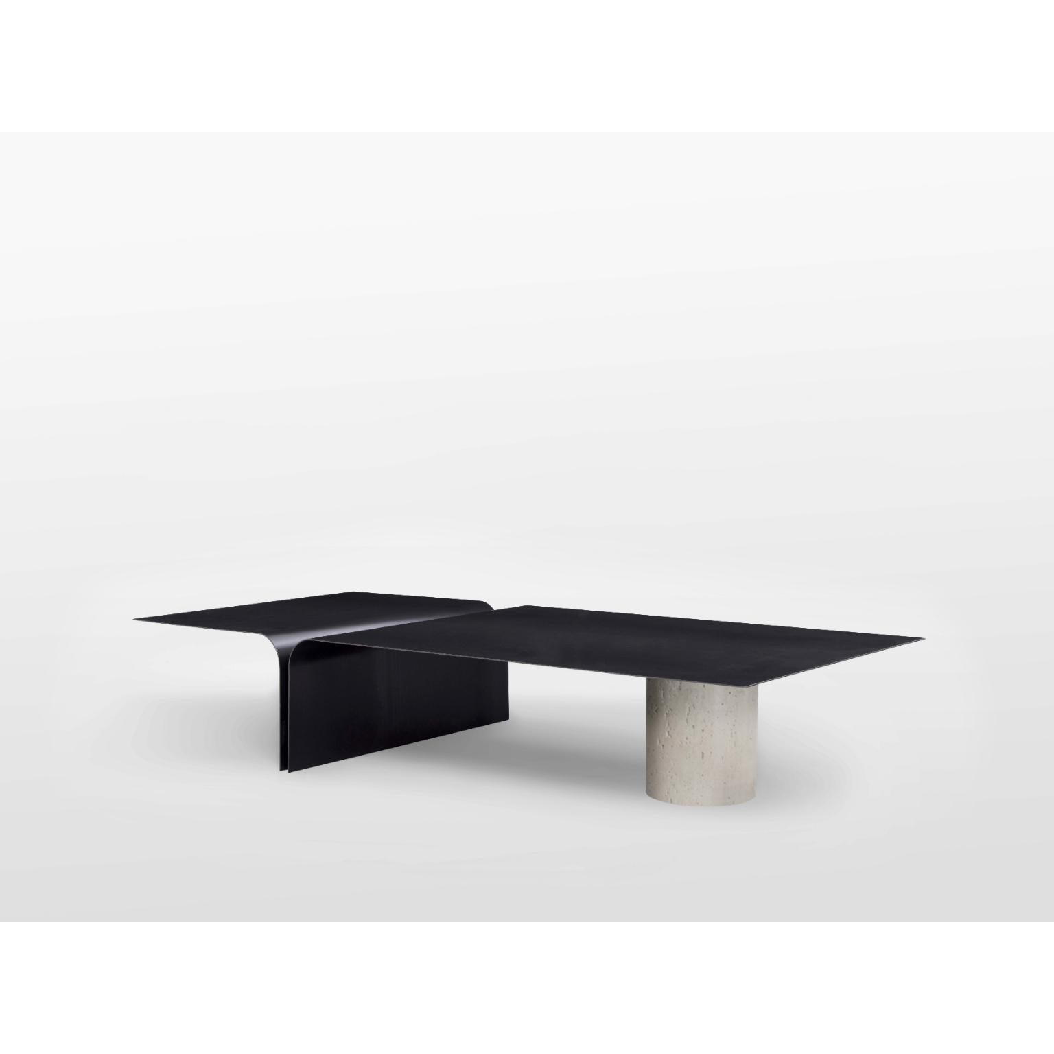 XXIe siècle et contemporain Table basse Enyo en travertin et laiton noirci par OZA Design en vente