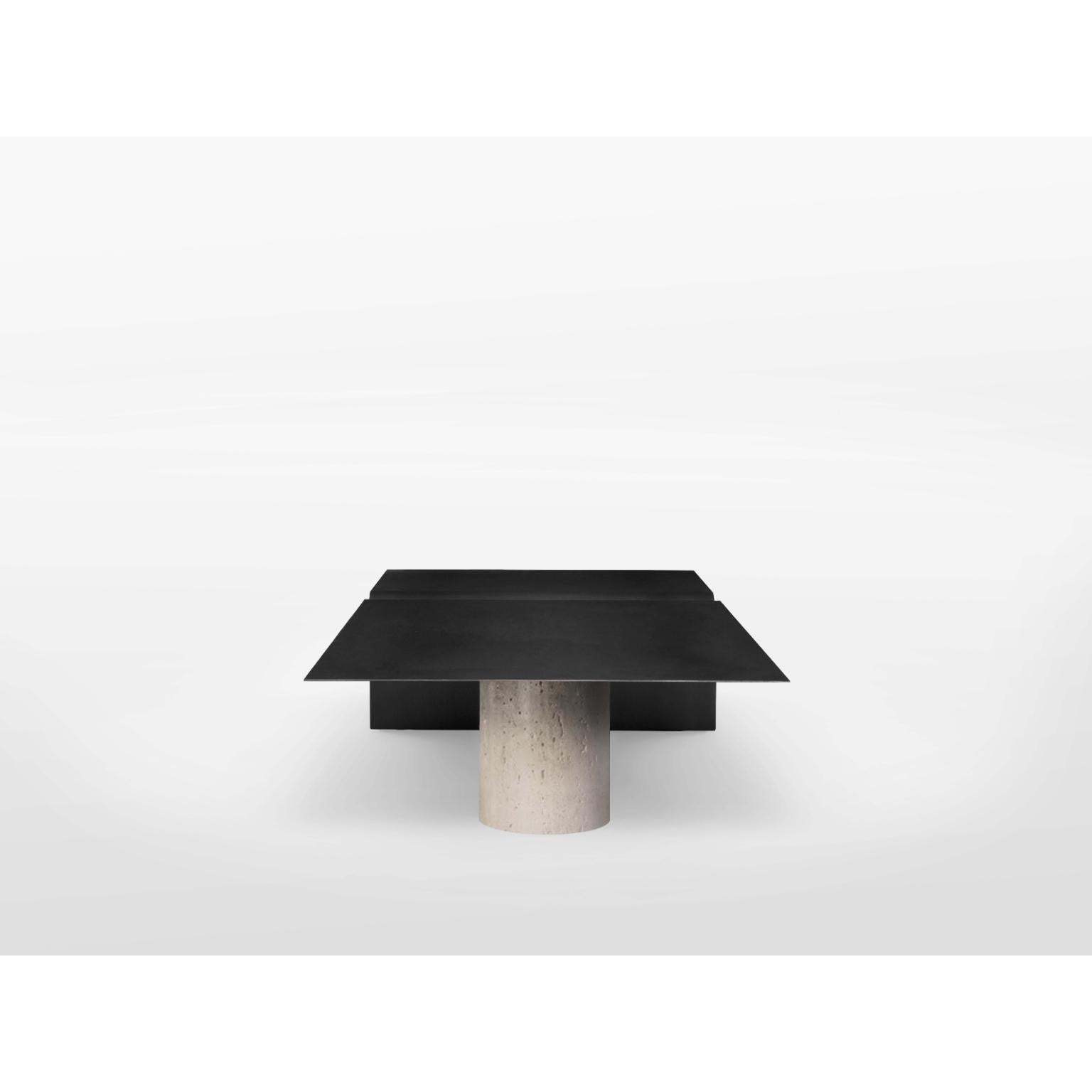 Laiton Table basse Enyo en travertin et laiton noirci par OZA Design en vente