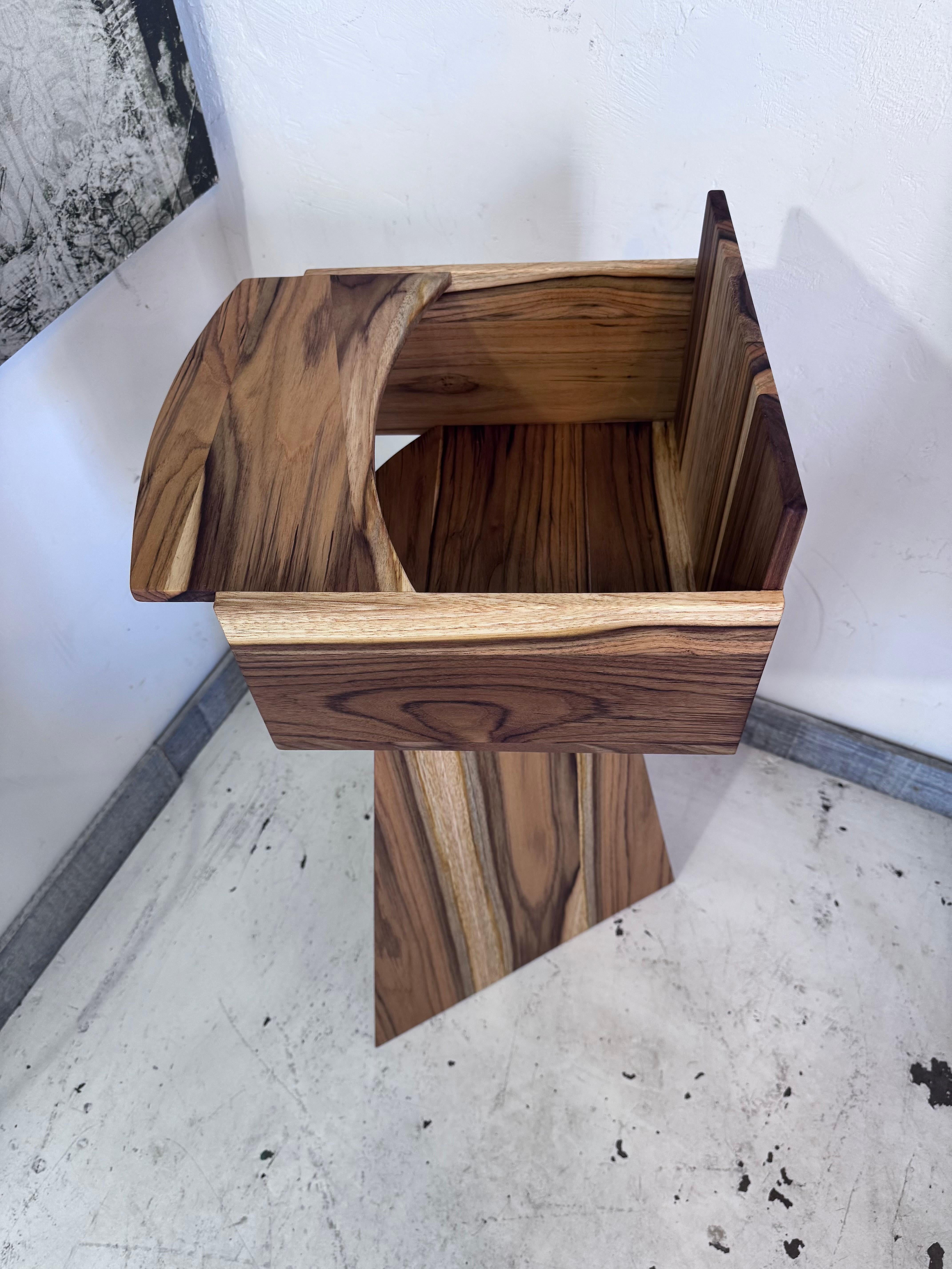 Rafael a conçu et fabriqué à la main la chaise haute pour bébé Enzo en bois de teck massif.

Rafael aime travailler avec le teck pour son bel aspect, sa stabilité robuste, sa durabilité et sa résistance naturelle aux éléments. Son grain est droit et