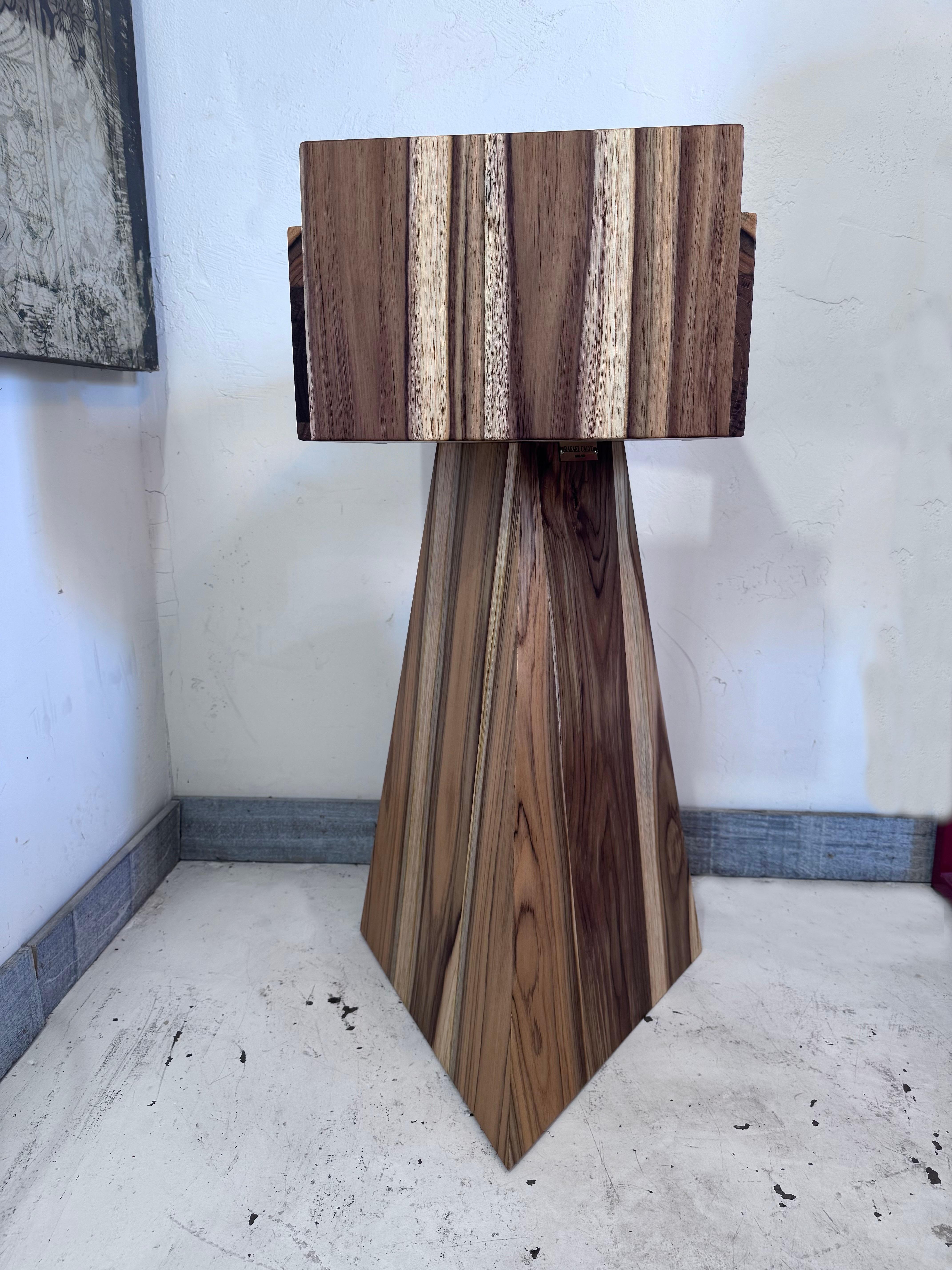 Américain Chaise haute Enzo Baby en teck, conçue et fabriquée à la main par Rafael Calvo en vente