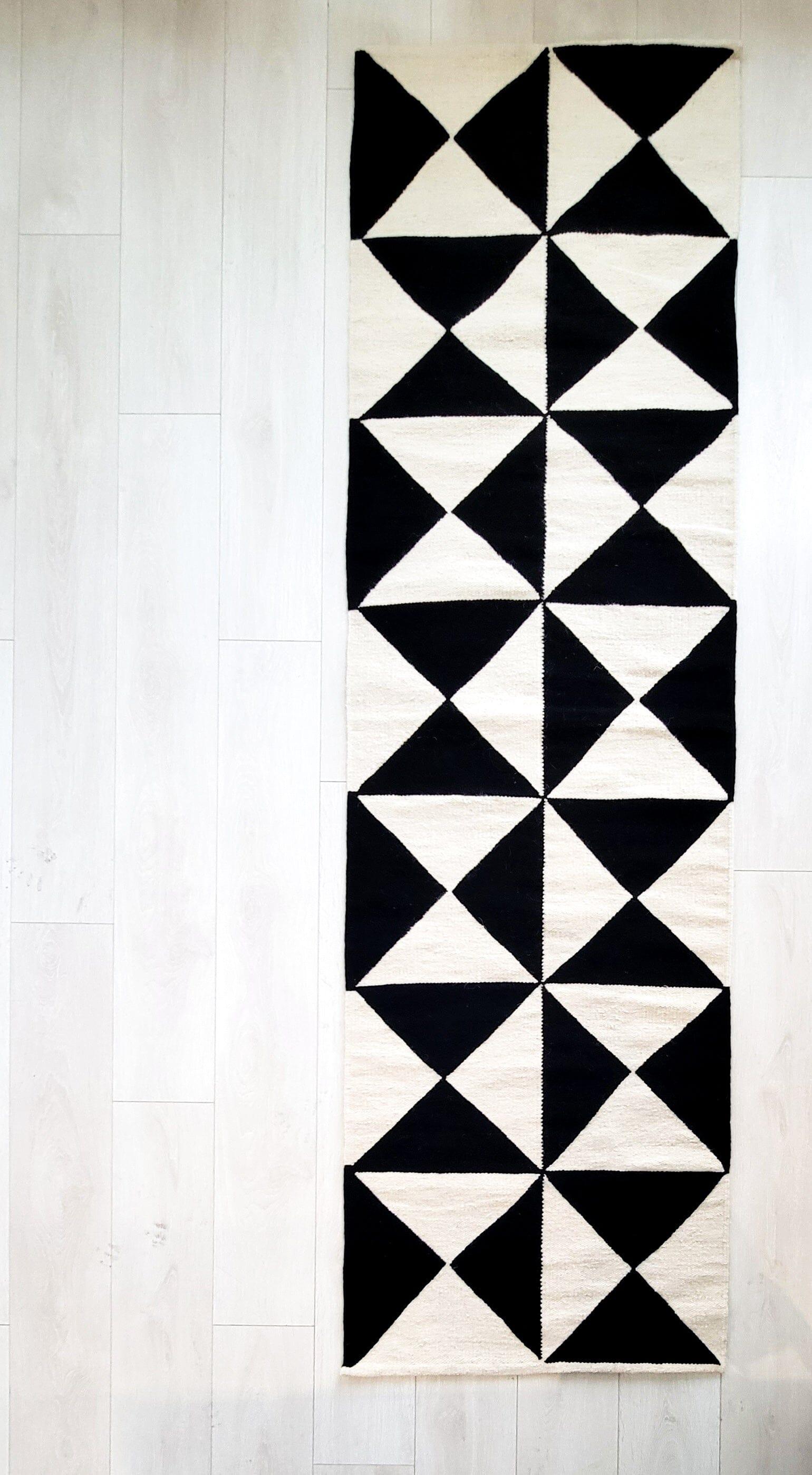 Handgewebter Teppich in Creme und Schwarz 2,5'x6' in Creme (Böhmisch) im Angebot