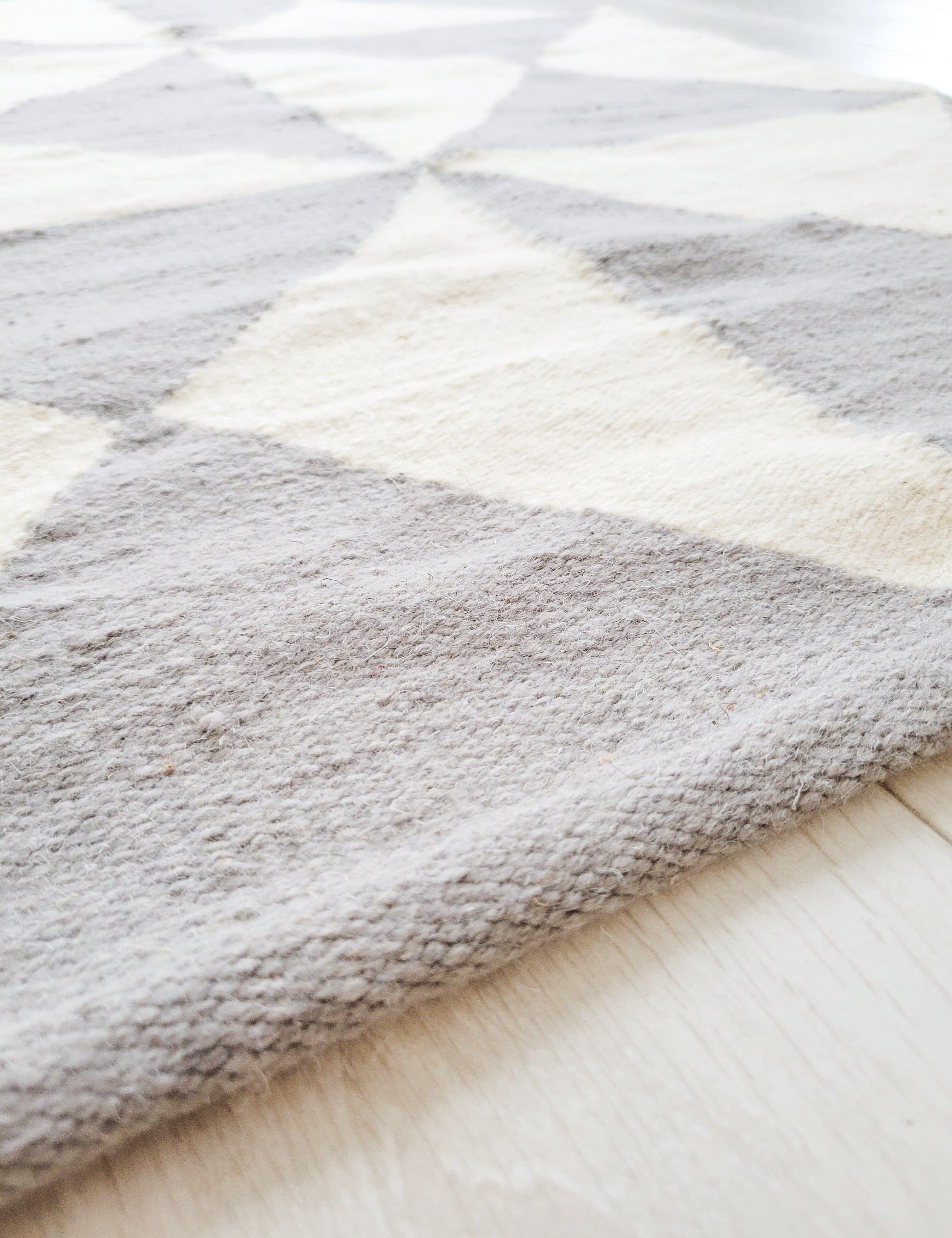 Handgewebter Teppich in Creme und Schwarz 2,5'x6' in Creme (21. Jahrhundert und zeitgenössisch) im Angebot