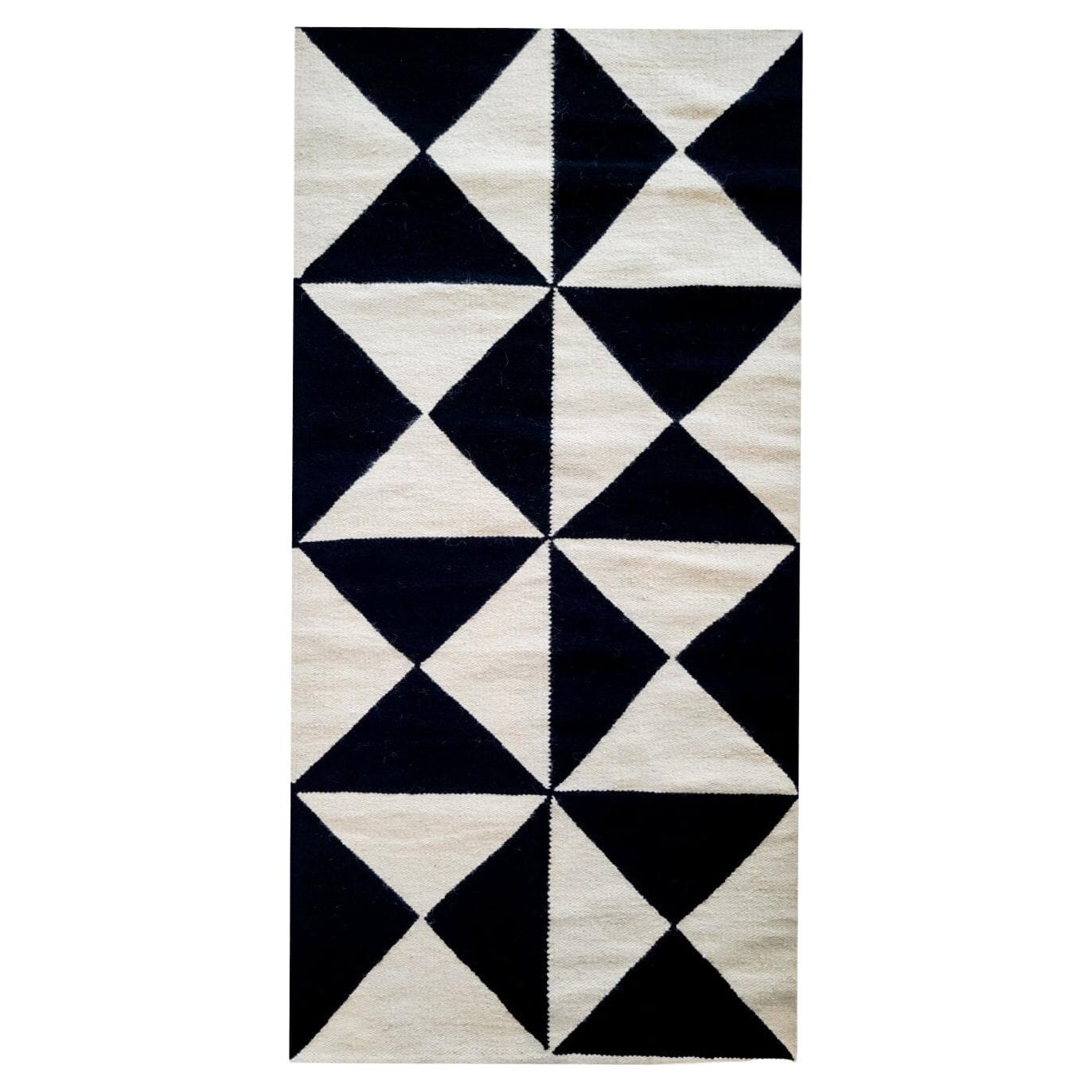 Handgewebter Teppich in Creme und Schwarz 2,5'x6' in Creme