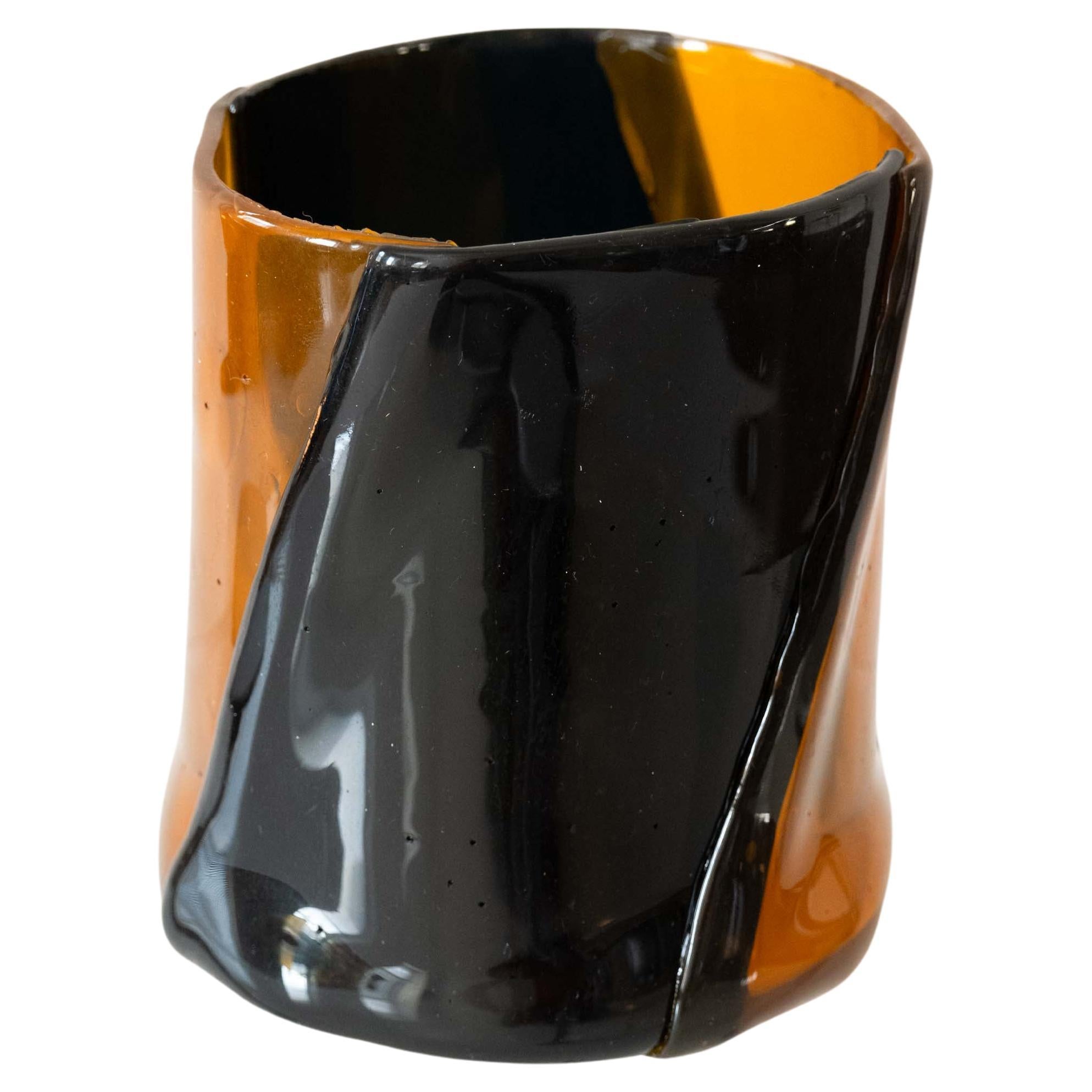 Vaso in resina morbida disegnato da Enzo Mari.