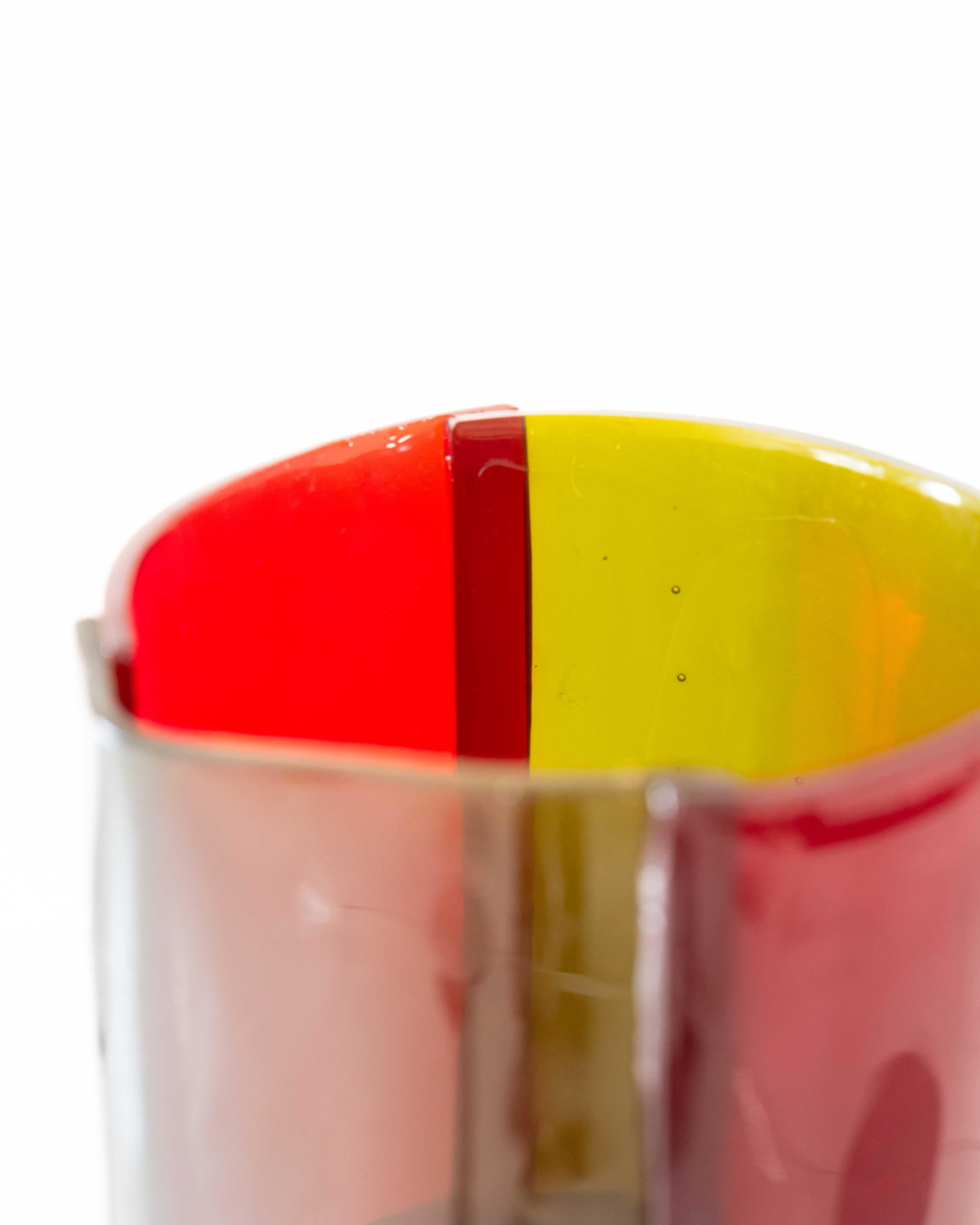 Questa variante più grande degli iconici vasi in resina di Enzo Mari offre sia volume che densità di colore, con un ricco gioco di sfumature rosse e nere.
