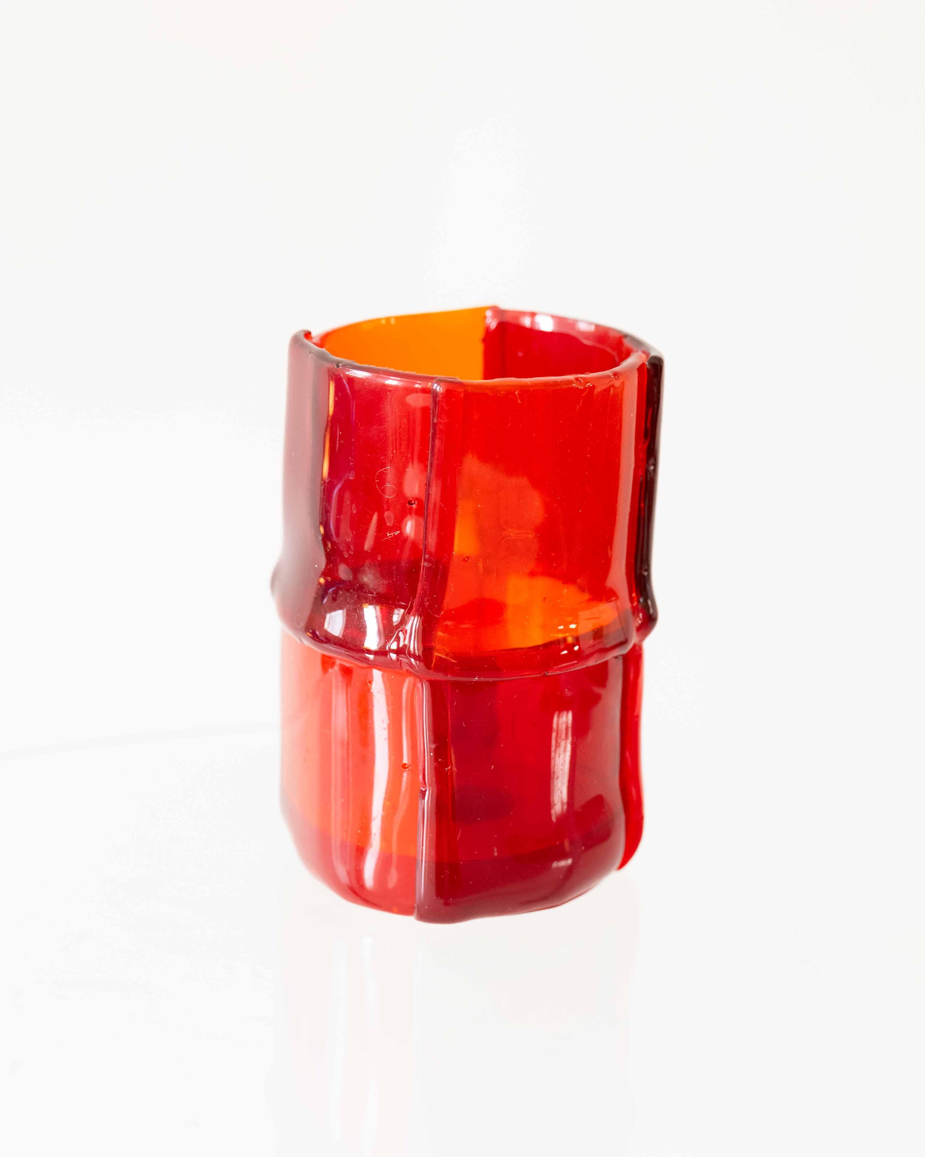 Vaso in resina morbida disegnato da Enzo Mari.