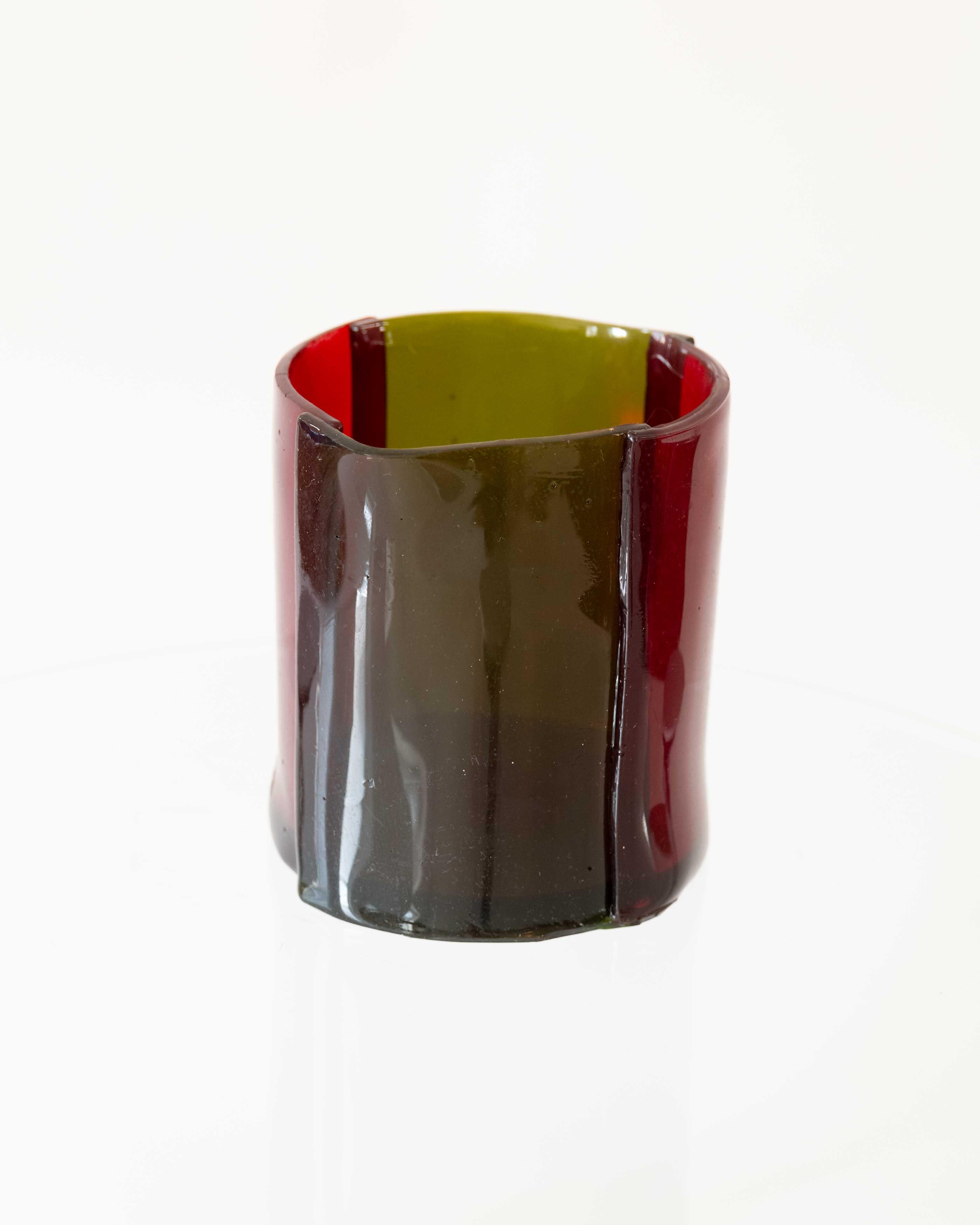 Vaso in resina morbida disegnato da Enzo Mari.