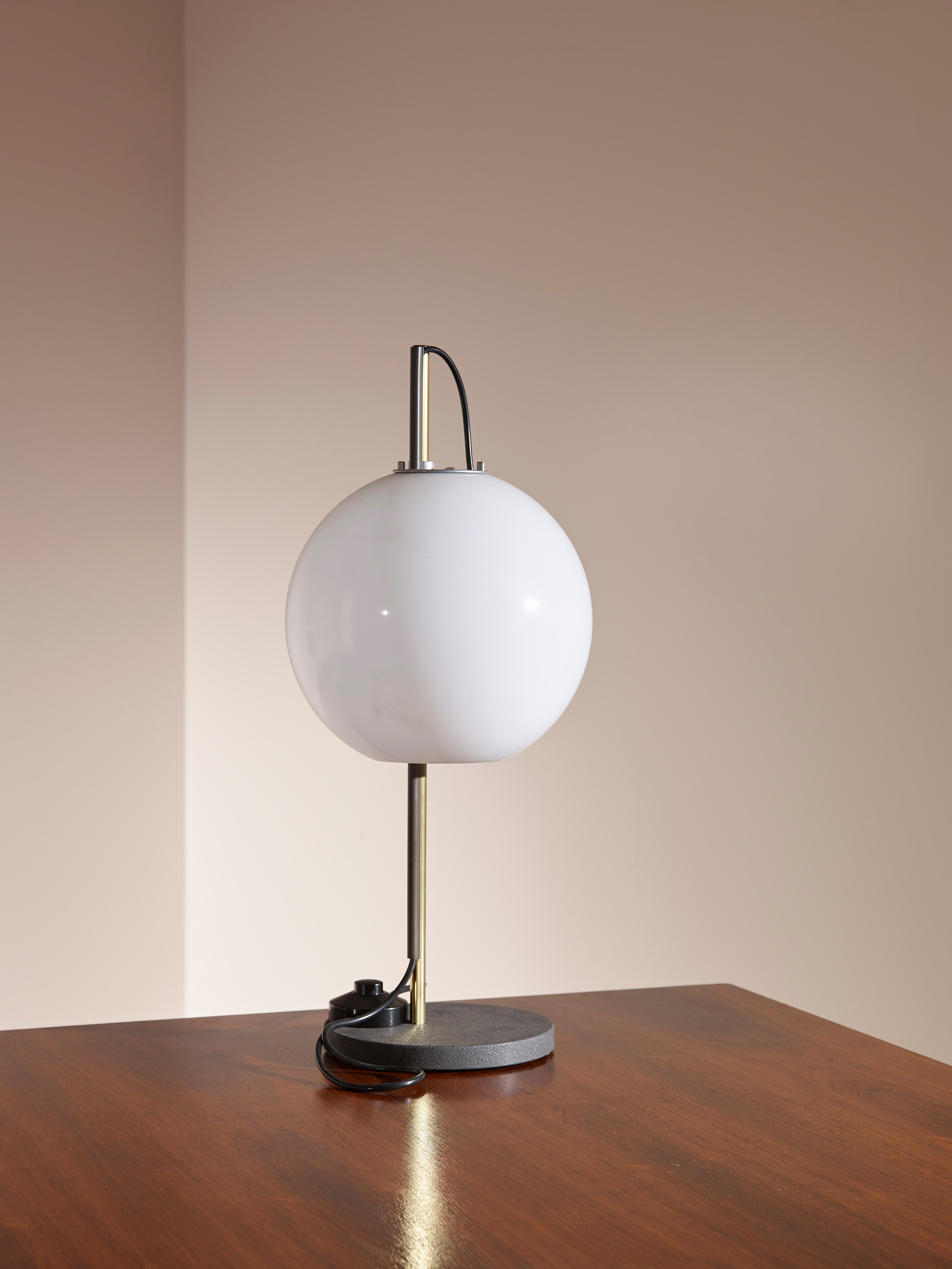 Cette lampe de table ''Aggregato'' à hauteur d'abat-jour réglable a été conçue par Enzo Mari et Giancarlo Fassina et produite par le fabricant italien Artemide dans les années 1970. 

Il s'agit ici d'une configuration très rare : L'abat-jour boule