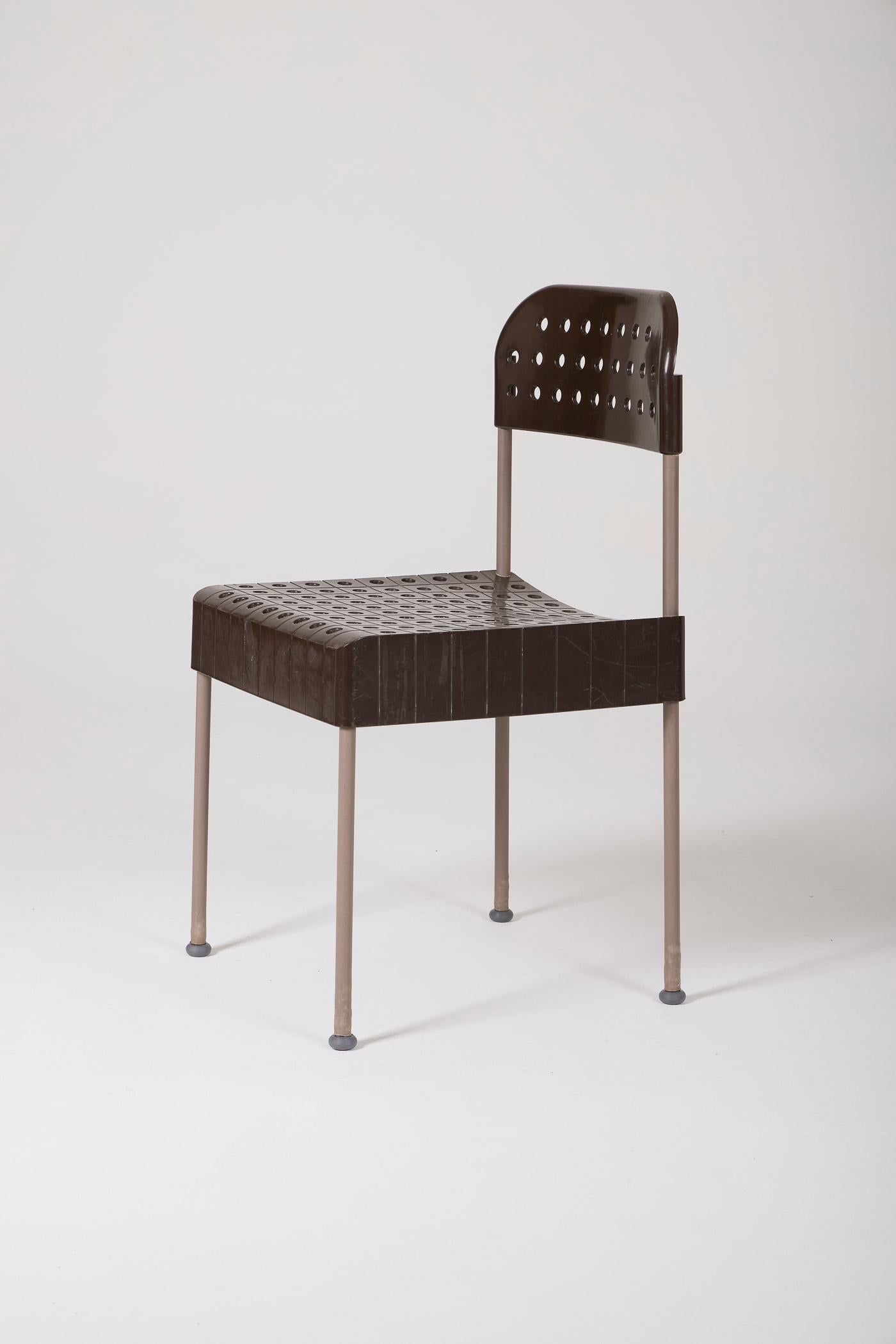 Box model chair by designer Enzo Mari (1932-2020) for Castelli. 1970. Metal structure covered in gray lacquered PVC. Perforated seat and back in brown plastic. In good condition.
DV56