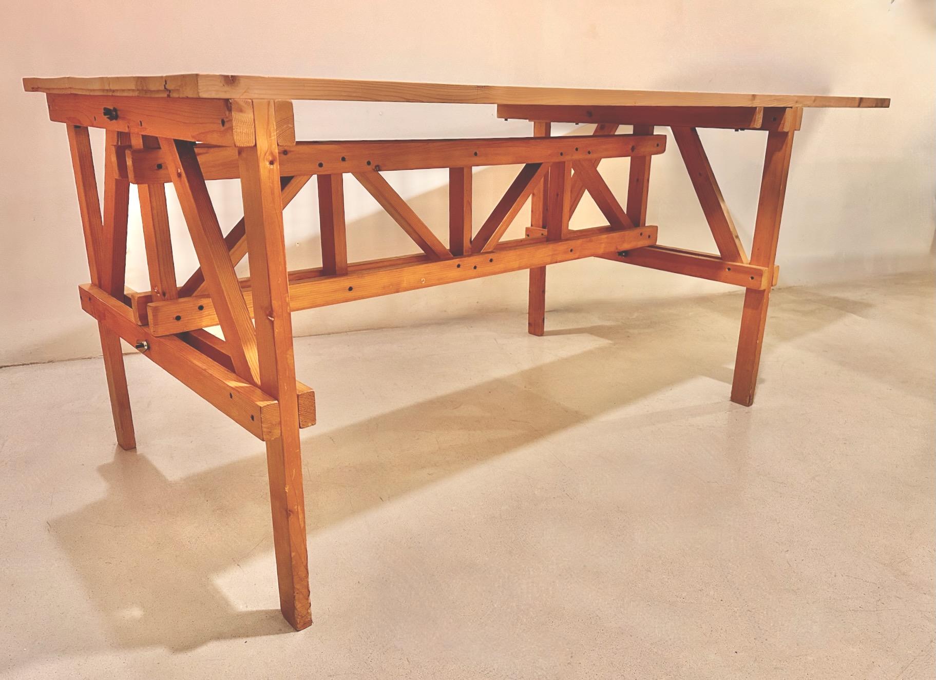 Une table de salle à manger, de travail et de bureau multifonctionnelle, conçue par Enzo Mariand et éditée par Simon en 1974.  Un postmoderne ultrarationnel  un meuble au design moderne  simplicité et fonctionnalité.Excellent état.