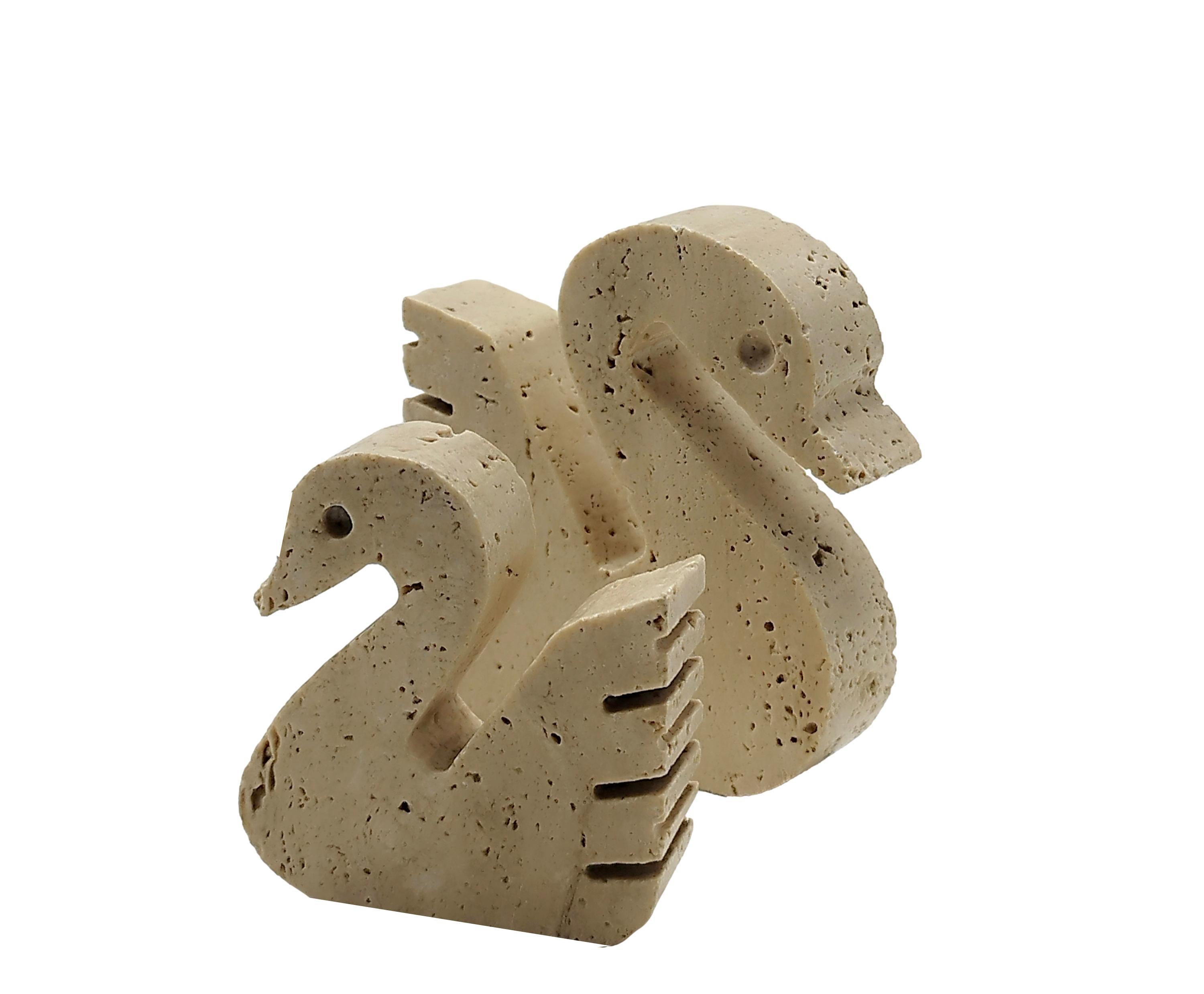 Splendida coppia di sculture a forma di cigno degli anni '70 in travertino e realizzate in Italia, disegnate da Enzo Mari per F.lli Mannelli.