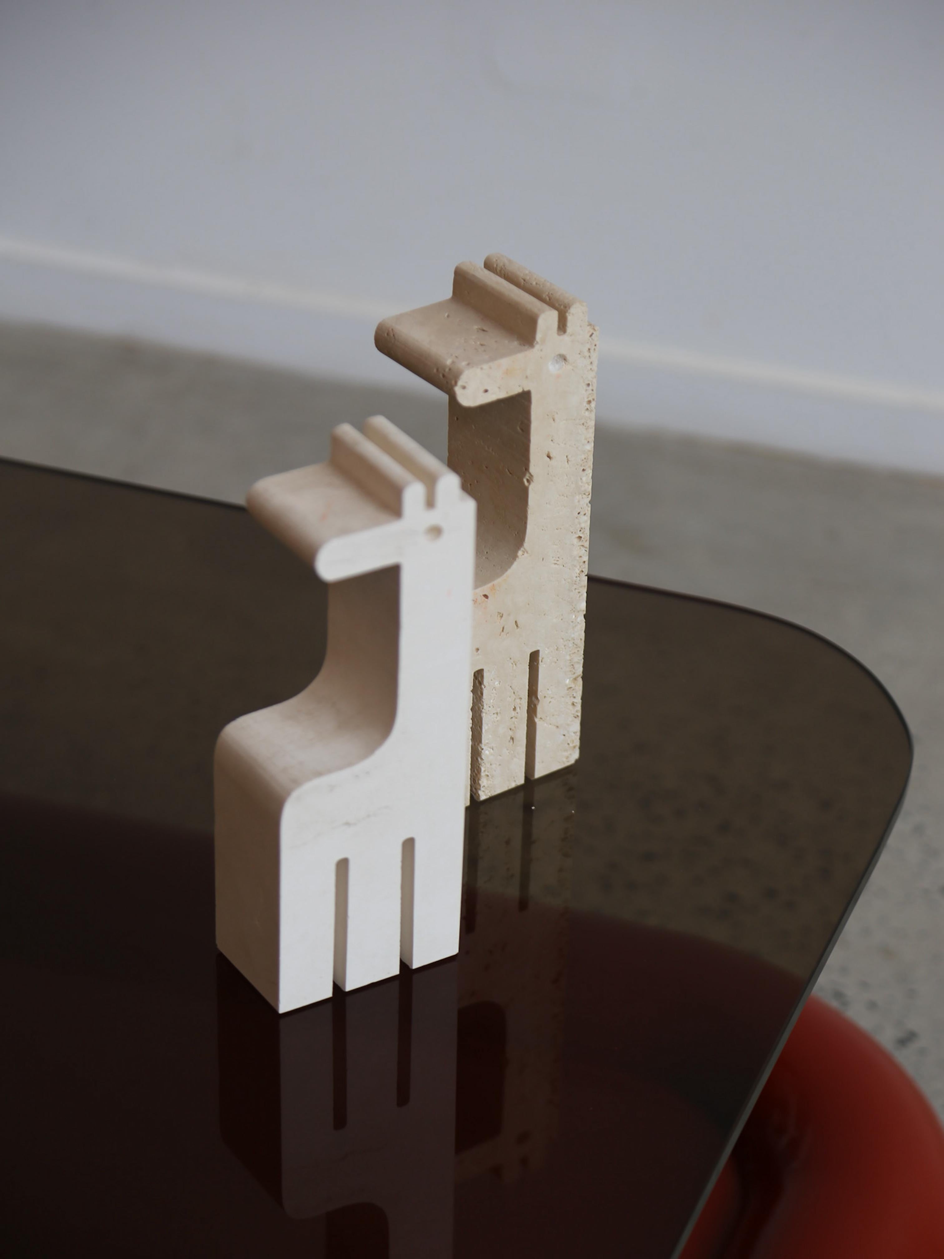 Aggiungi un tocco di design italiano senza tempo al tuo spazio con questa scultura Giraffa in travertino di Enzo Mari per Fratelli Mannelli. Realizzato a mano in travertino naturale, questo pezzo moderno di metà secolo presenta una forma minimalista