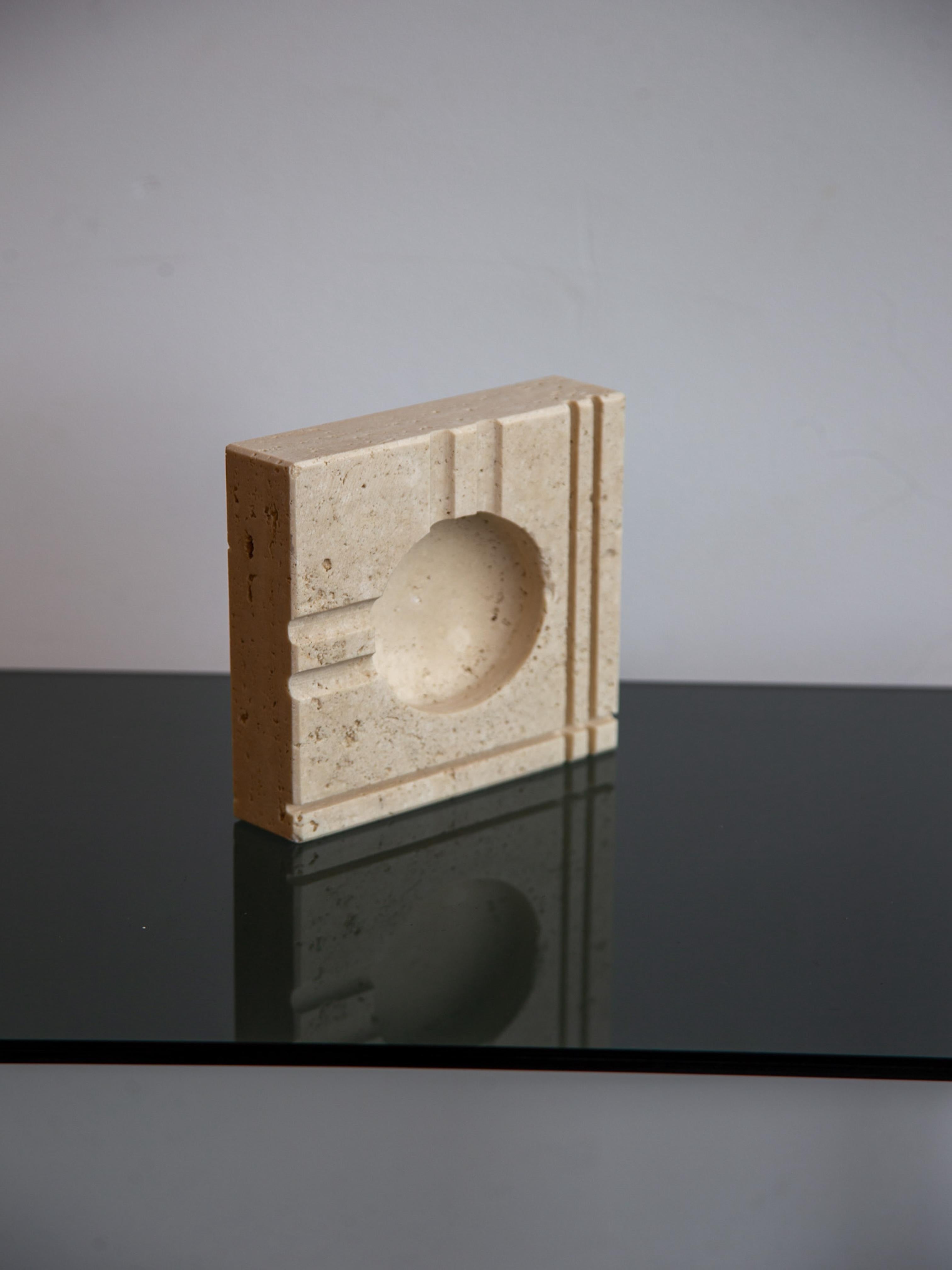 Diseñado por Enzo Mari para Fratelli Mannelli. Mezcla perfecta de forma y funcionalidad, esta pieza italiana de mediados de siglo presenta un escultural diseño geométrico con variaciones de piedra natural, que hacen que cada pieza sea única.