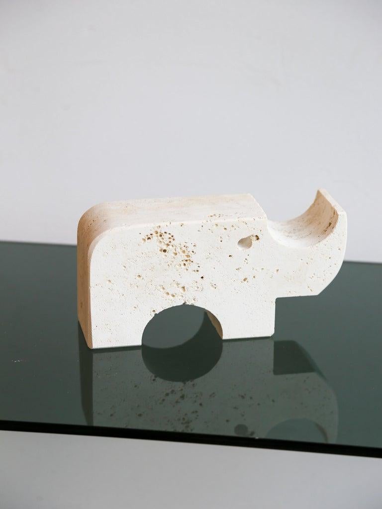 Eine charmante und ikonische Skulptur, die in den 1970er Jahren von Enzo Mari für Fratelli Mannelli entworfen und aus massivem Travertinstein handgeschnitzt wurde. Dieses minimalistische Nashorn zeigt Maris charakteristische Mischung aus verspielter