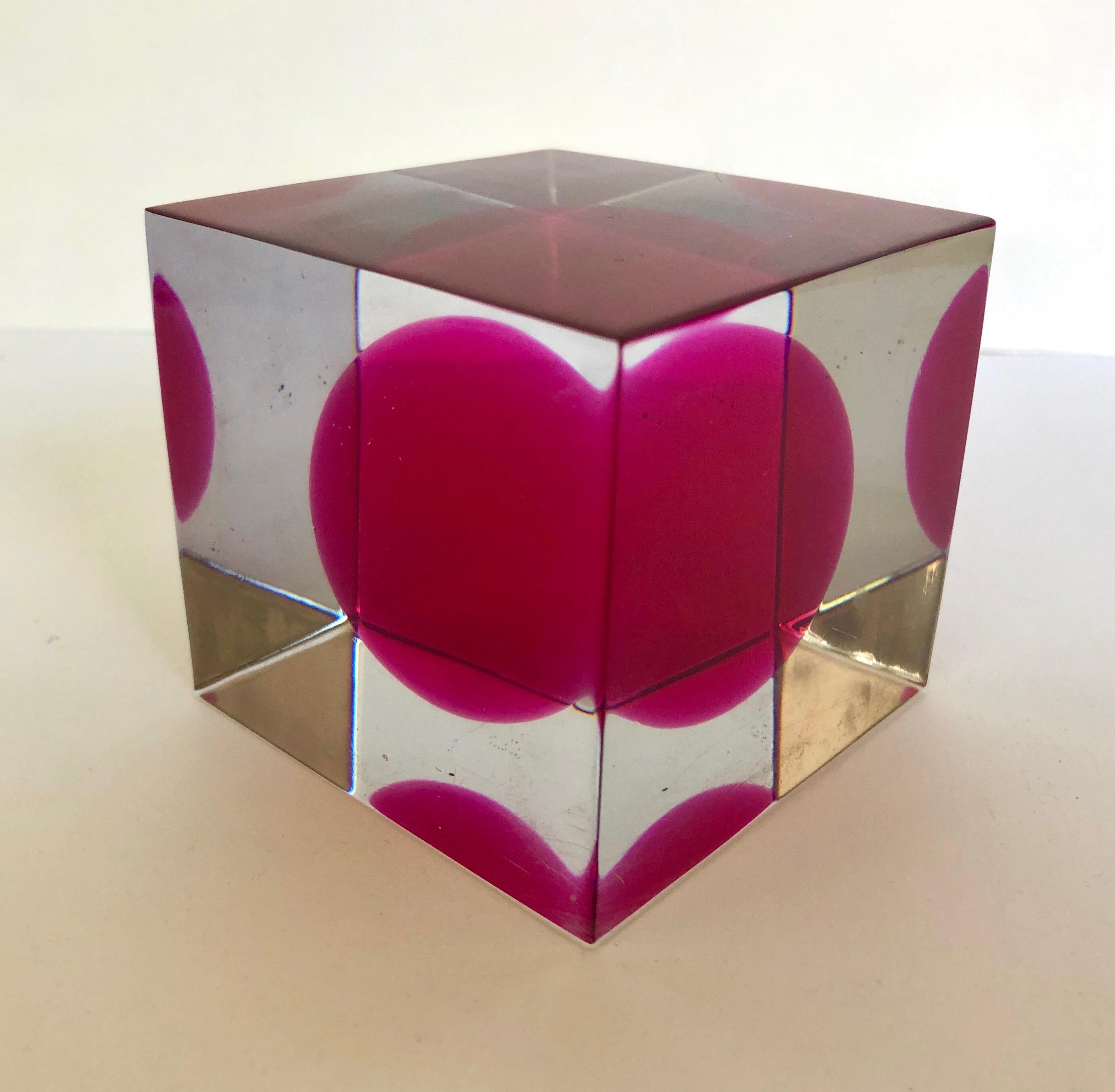 Cube en lucite avec sphère rouge interne.