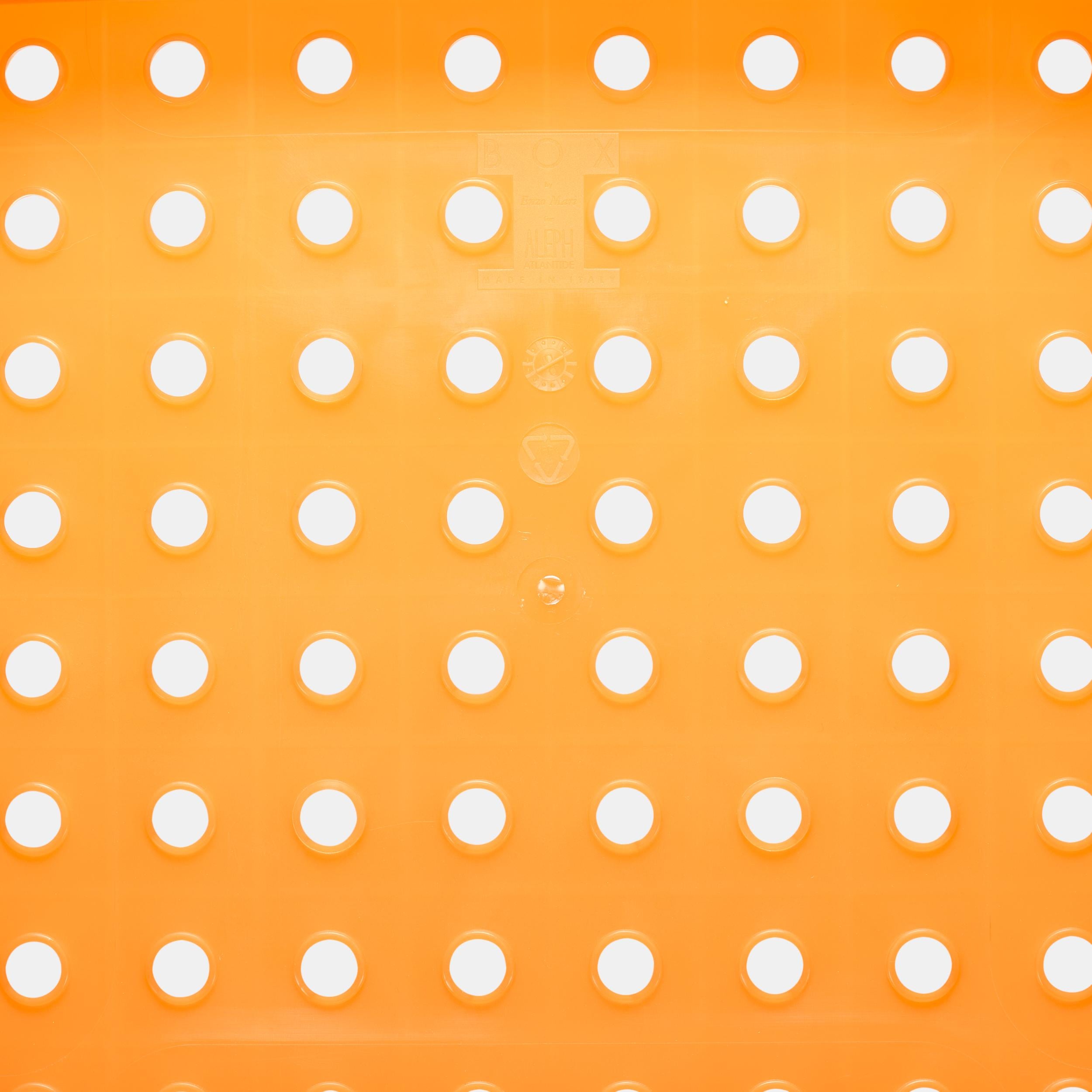 Enzo Mari NOS The Box chair in orange for Aleph Atlantide Driade 1995 (Ende des 20. Jahrhunderts) im Angebot