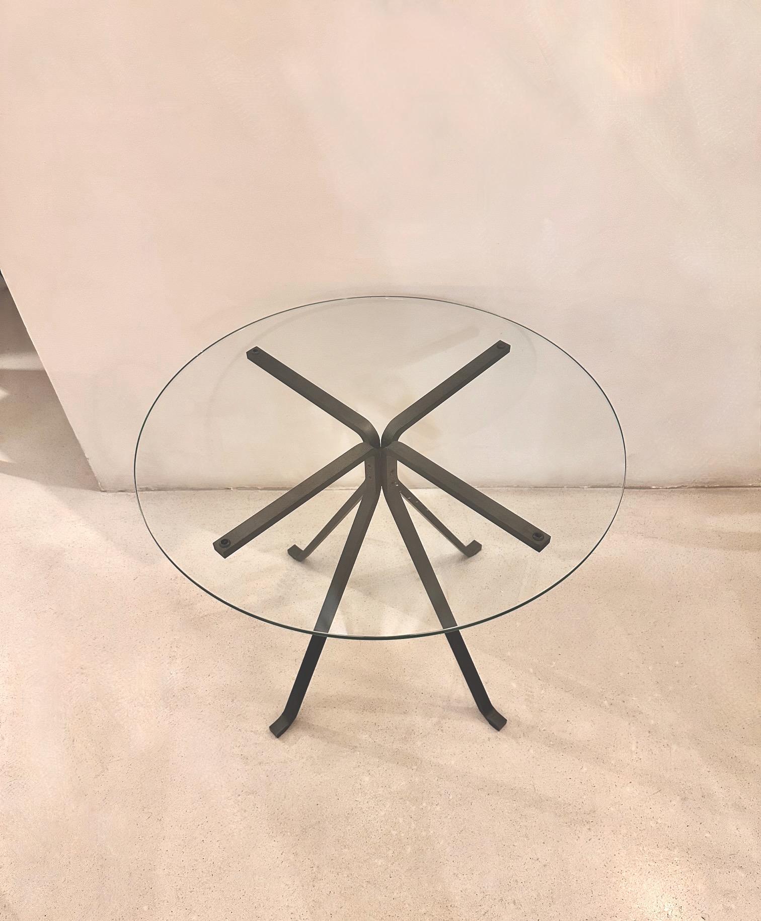 Table basse /centrale Enzo Mari.éditée par Driade dans les années 70.structure en acier peint en antracite avec verre trempé rond.impeccable  Un emballage professionnel est fourni gratuitement.