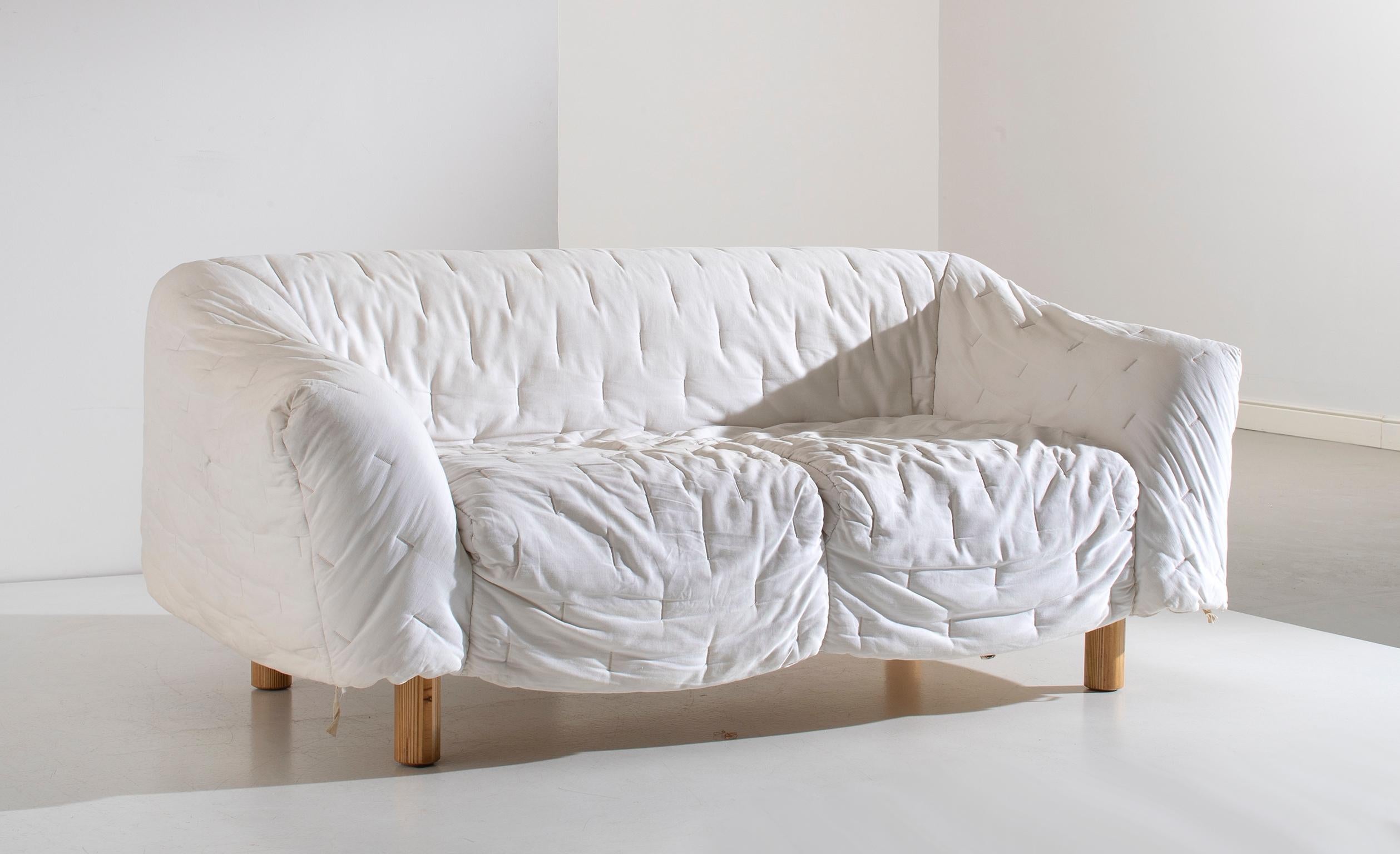 Pecorella model sofa. Turned wood, padded fabric. Driade production 1979.
G. Gramigna, 'Repertorio 1950-1980', Mondadori, 1985, pag. 467.