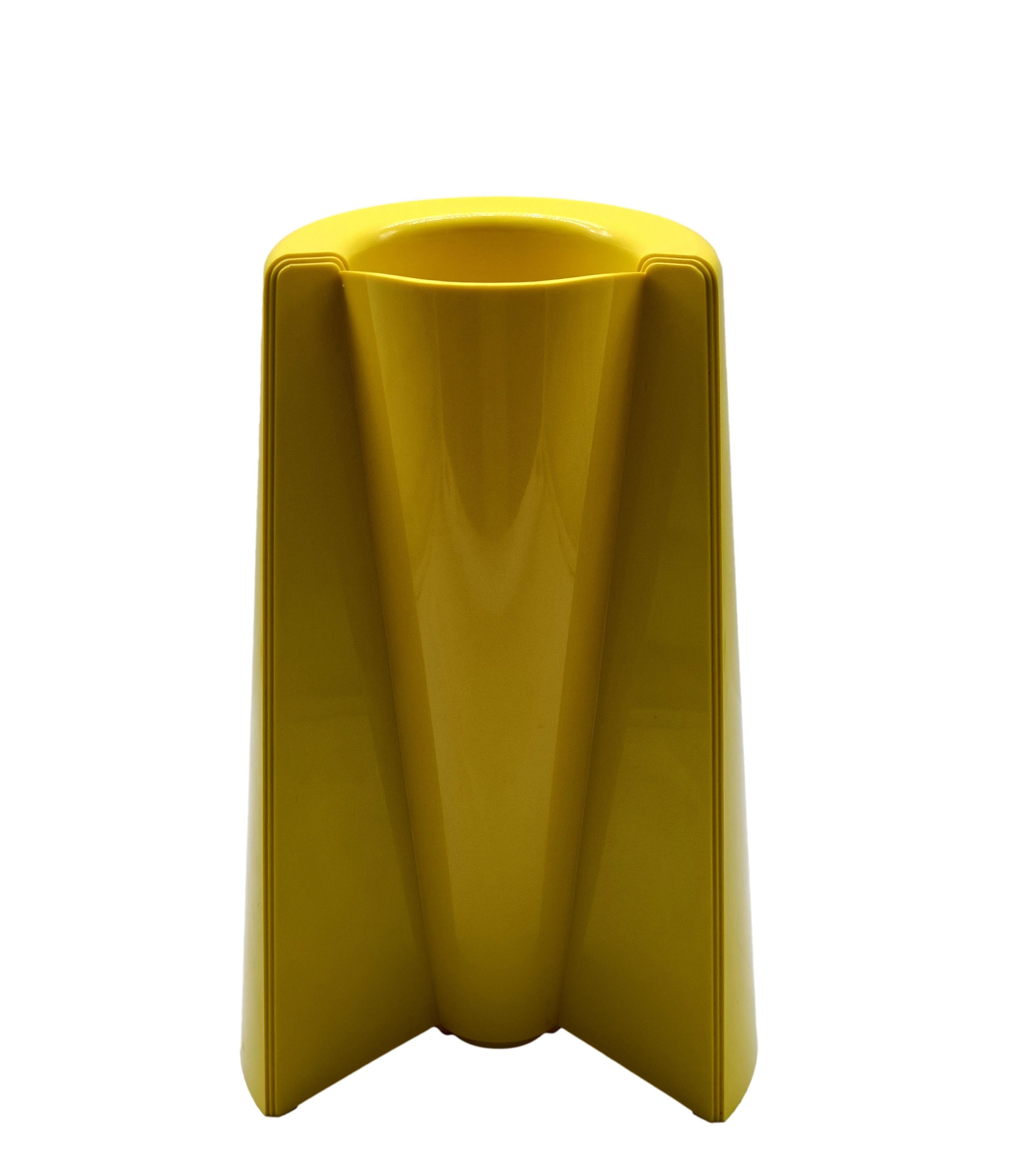 A menudo descrito como una de sus obras más notables, Enzo Mari diseñó el jarrón Pago Pago (modelo 3087) para Danese en 1969 y posteriormente reintroducido por Officine Alessi. Fabricado en plástico ABS moldeado por inyección con un acabado