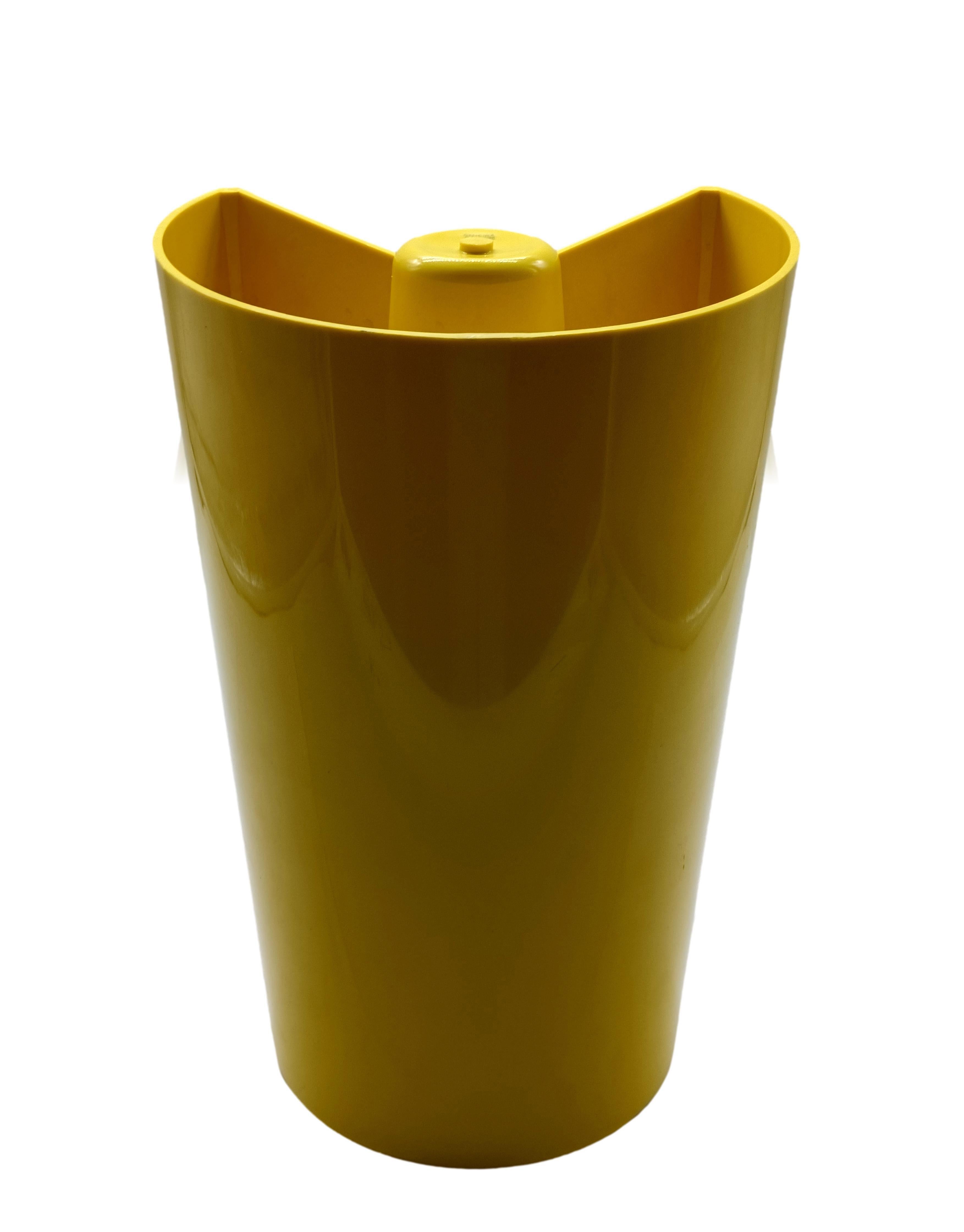 Enzo Mari para Officine Alessi Vaso Giallo 'Pago Pago' Italia 1972 Moderno de mediados de siglo en venta