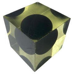 Sculpture/ presse-papiers rare en résine cubique avec sphère de boule noire, Enzo Mari
