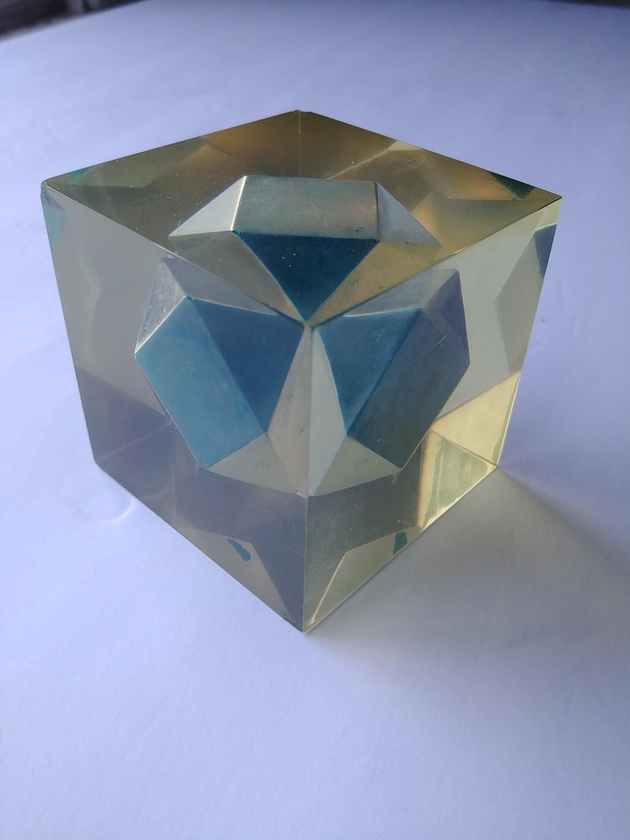 Se trata de un cubo de resina Mari muy raro de los años 50, mide en cm 7 x 7 x 7, tiene un par de mordiscos de huida en 2 esquinas. Muestra similar con el interior negro en Progressione di sculpture, Italia.