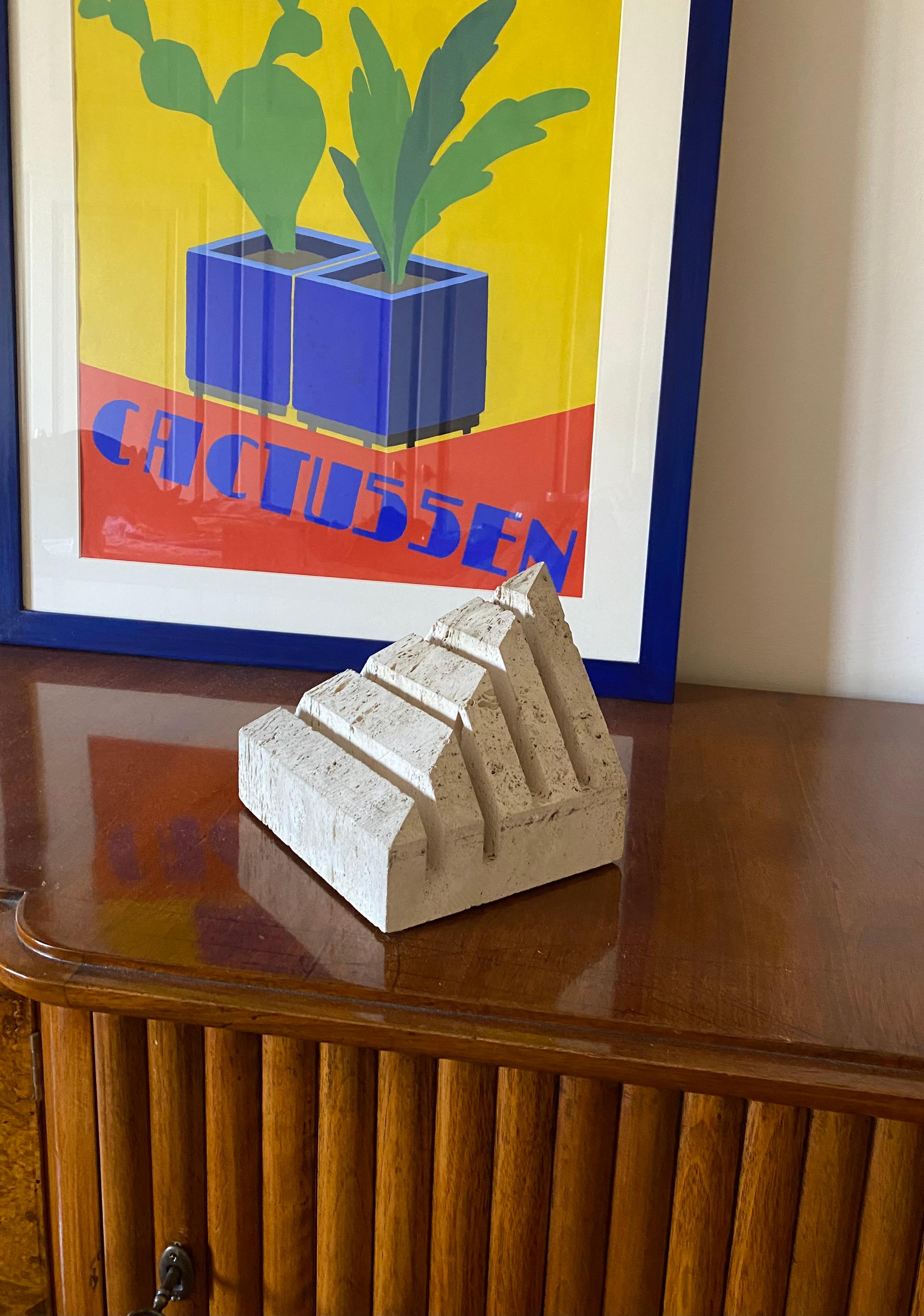 Schreibtisch-Organizer aus Travertin

Enzo Mari, Fratelli Mannelli, Italien, 1970er Jahre.

H 16 cm - 19 × 15,5 cm.

Zustand: guter, dem Alter und Gebrauch entsprechender Zustand.