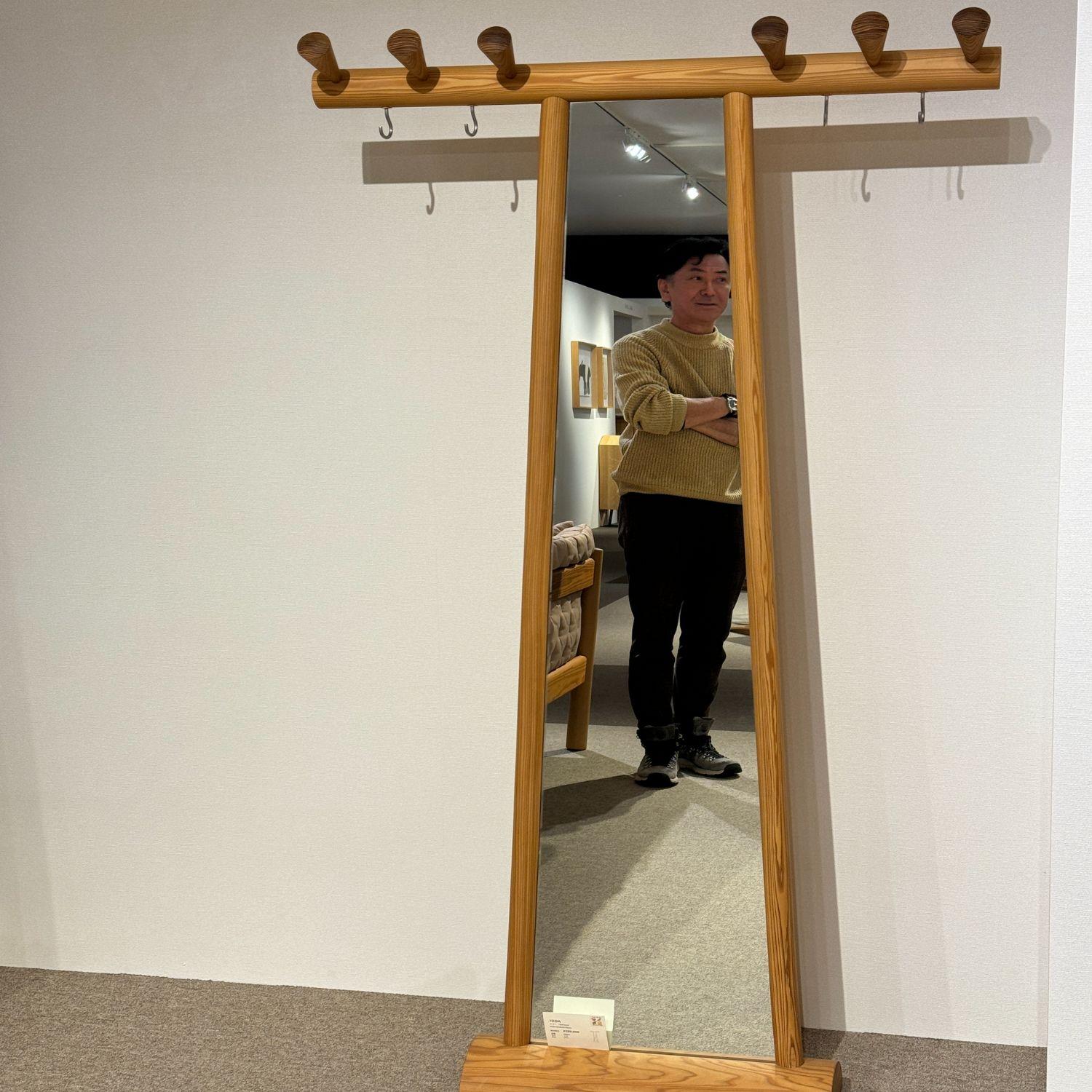 Enzo Mari 'Vertana' Spiegel aus natürlicher japanischer Zeder für Hida (Moderne der Mitte des Jahrhunderts) im Angebot