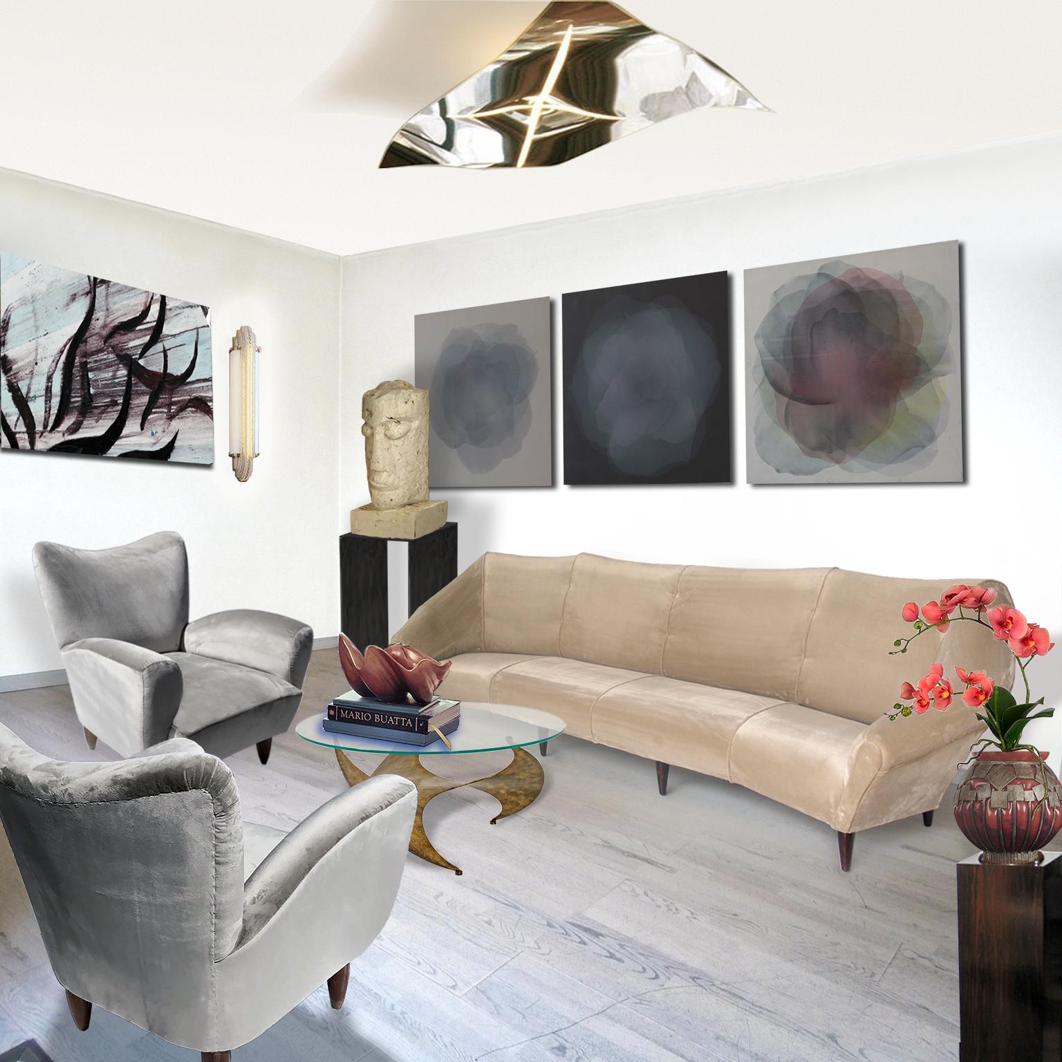 Sofá grande, cuatro plazas, diseñado por Enzo Minotti, Moderno de mediados de siglo, años 50.
Estructura de madera retapizada en lujoso terciopelo Rubelli. Pies de madera.
Diseño de forma angular, con cómodos brazos.
Dimensiones:
Anchura 285 cm (9