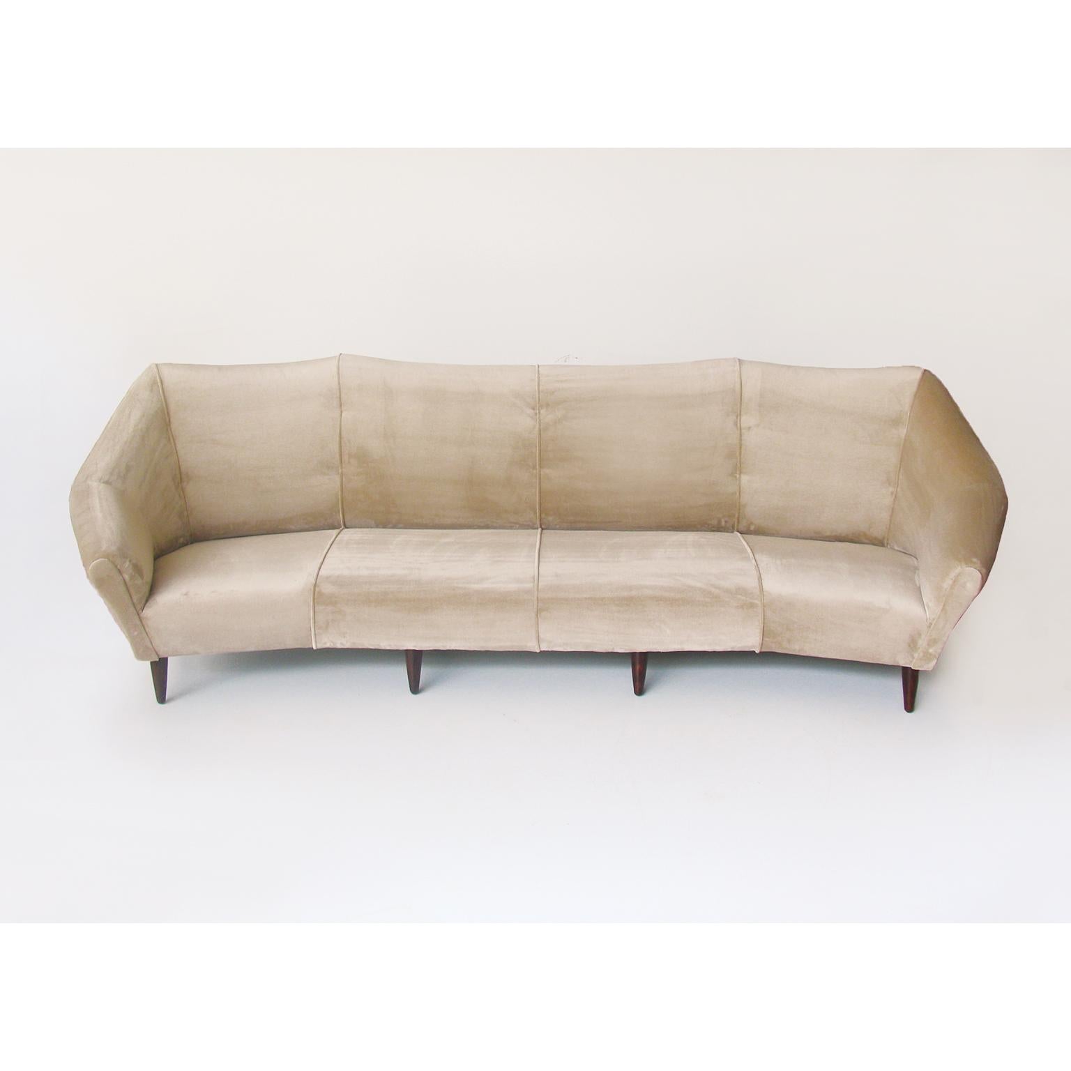 Sofá italiano Enzo Minotti de lujoso terciopelo, años 50 siglo XX en venta