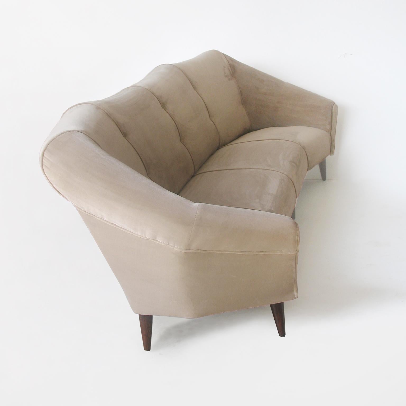 Sofá italiano Enzo Minotti de lujoso terciopelo, años 50 Tapicería en venta