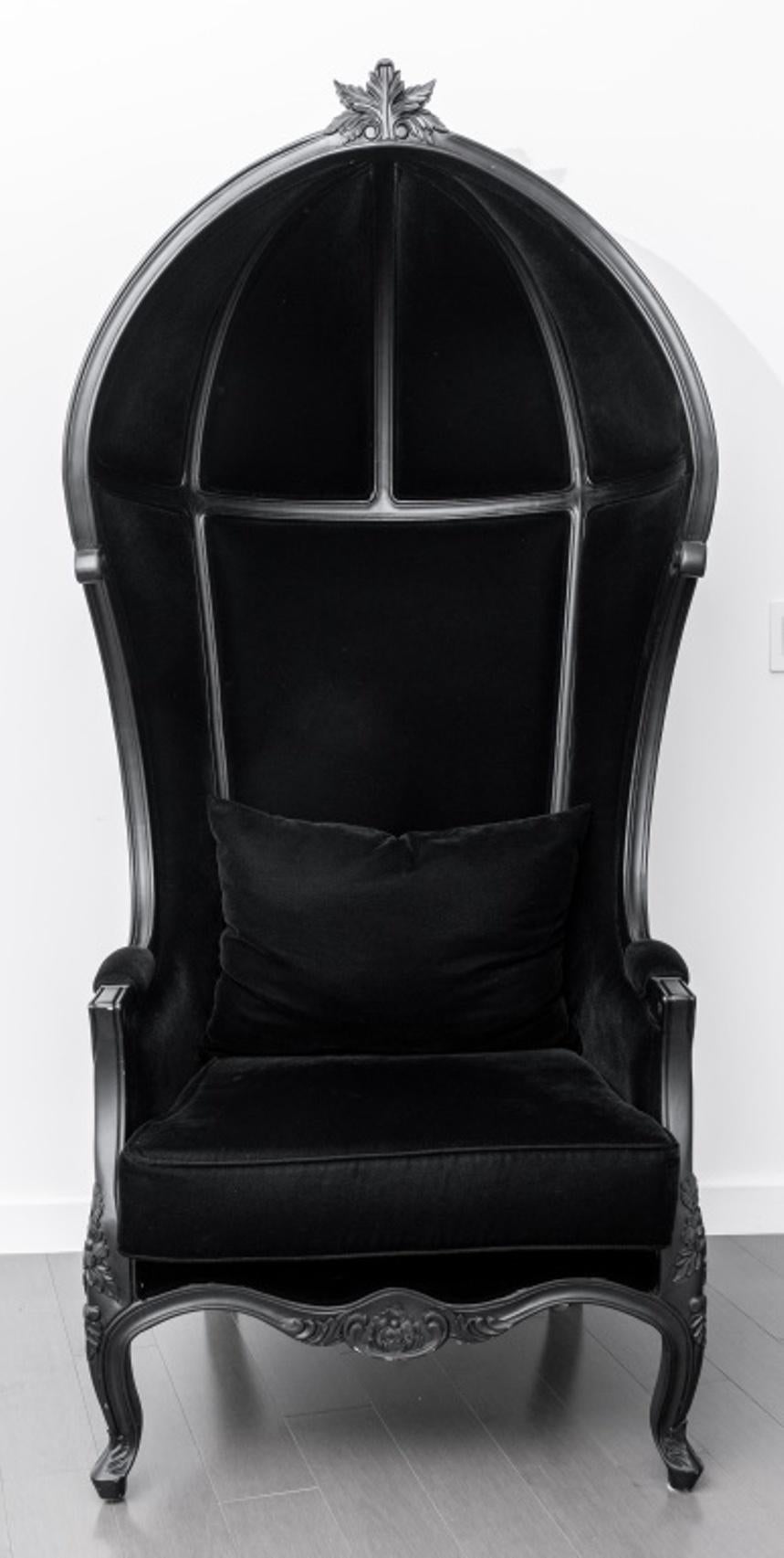 Enzo Modani ebonized Louis XV style hall or porter's chair, with shell-shaped top and upholstered all over in black velvet, on four cabriole feet. 

Dimensions: 76