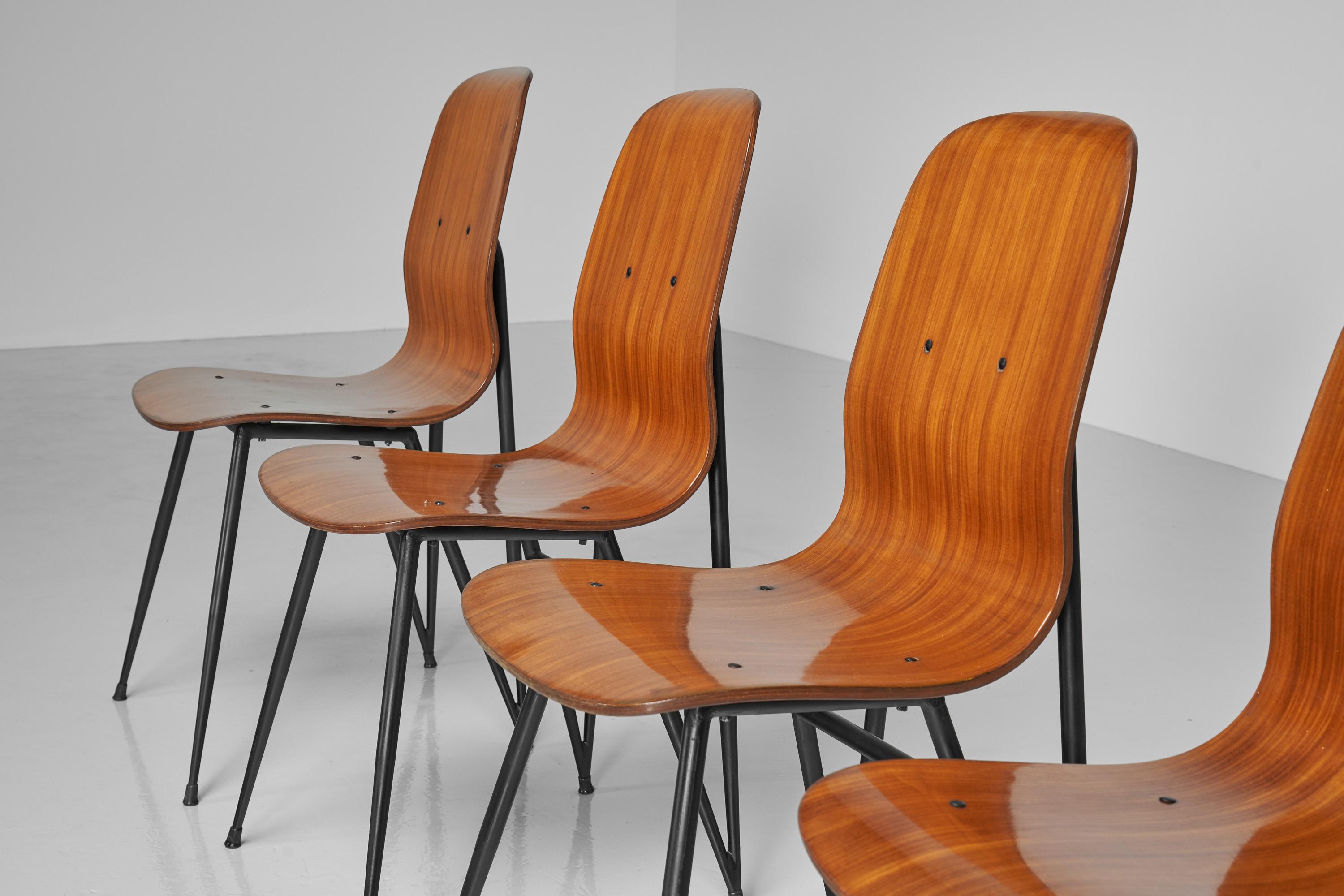 Remarquable ensemble de 6 chaises de salle à manger en contreplaqué conçu par Enzo Strada et fabriqué par Mobili Barovero, Italie 1950. Ces chaises ont une forme très agréable et dynamique. Elles sont de bonne taille et le dos plus haut offre