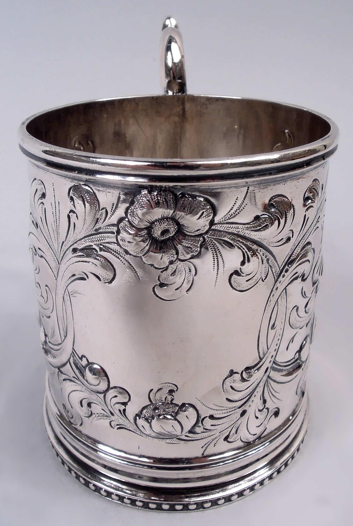 Klassische viktorianische Silbermünzen-Babyschale, um 1860. Sich nach oben verjüngende Schale mit getriebenem, lockerem und fließendem Blattwerk und Blumen; Kartusche leer. Hochhängender S-Scroll-Griff und perlenbesetzter Fußrand. Mit Stempeln des