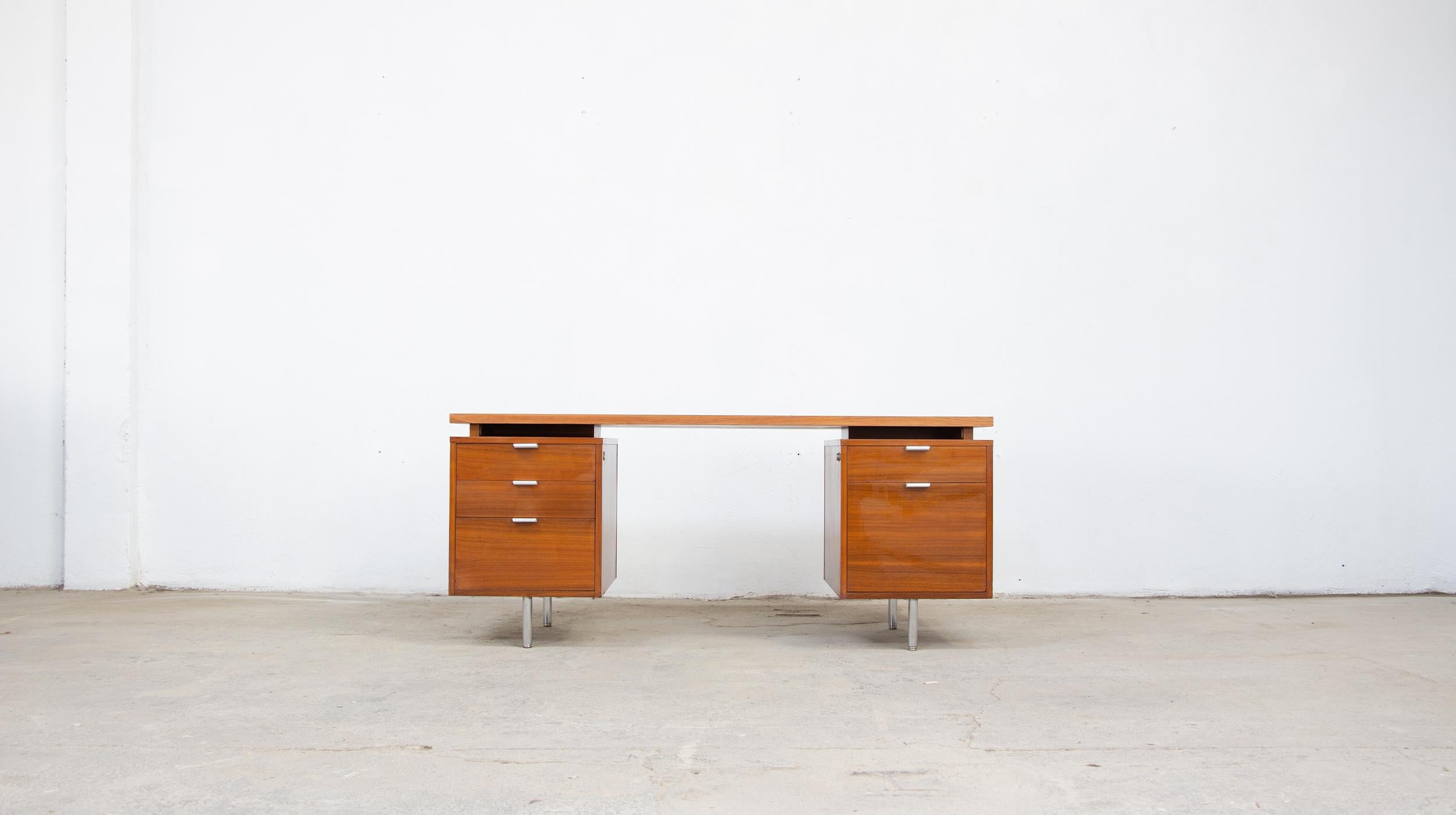 George Nelson desk for Herman Miller 

Large George NELSON (1908-1986) desk in walnut

EOG