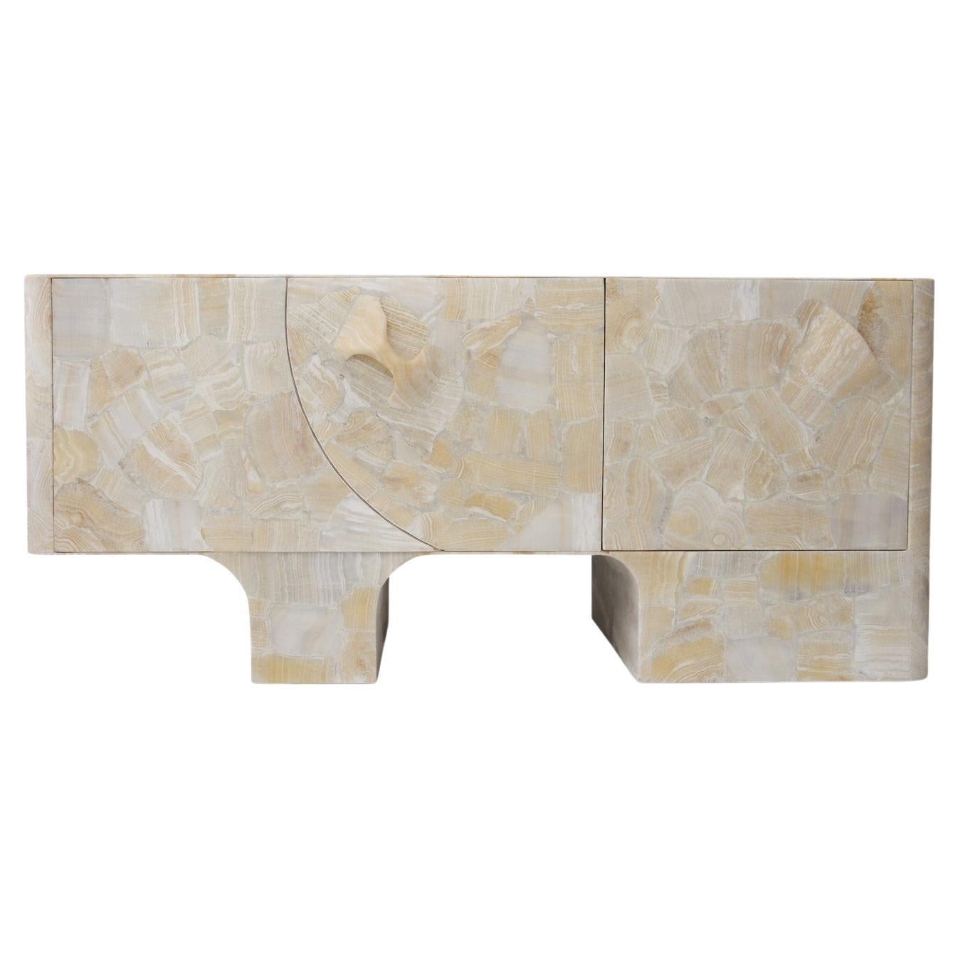 Credenza Eoli en Ónice Blanco, Pieza de Almacenamiento Escultural y Funcional