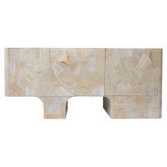 Credenza Eoli en Ónice Blanco, Pieza de Almacenamiento Escultural y Funcional