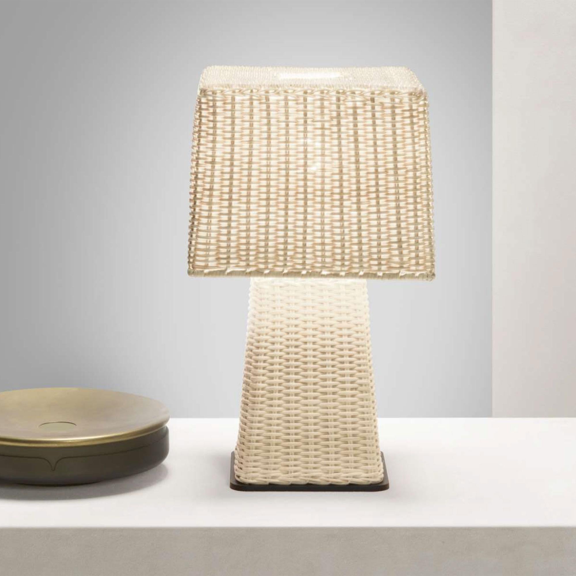 For nearly twenty years, the Giobagnara brand has combined traditional know-how and leading-edge technology to produce elegance of the highest standard. With luxurious creations available in a unique and virtually limitless color palette of leathers