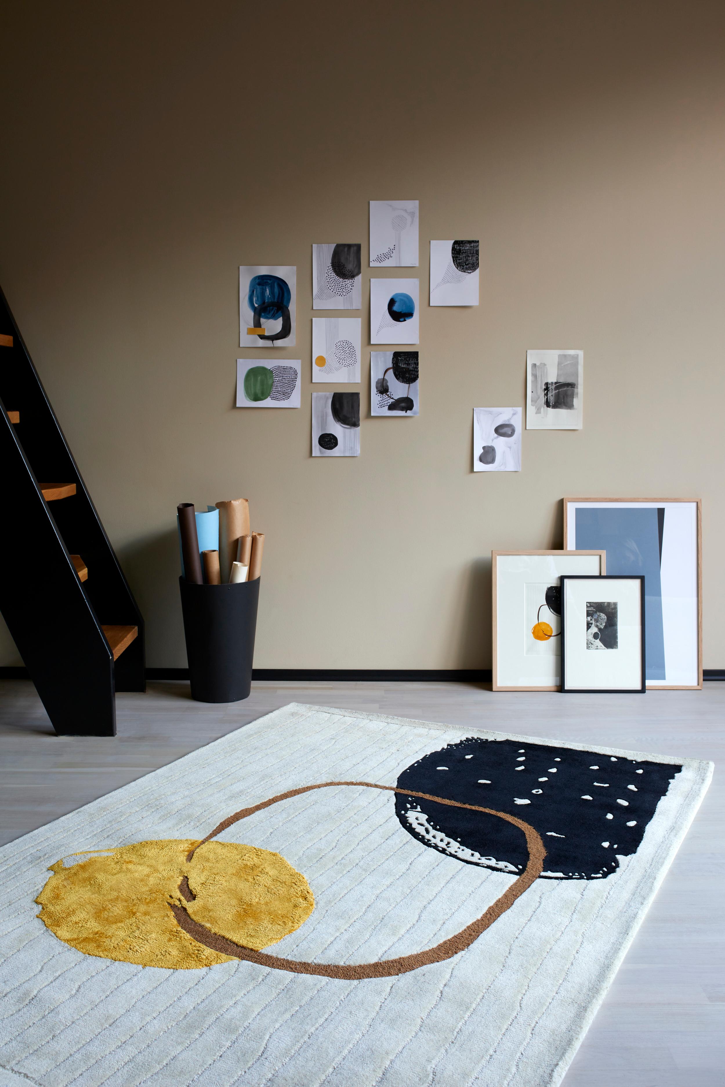 Tappeto Eon di Studio A
Dimensioni: L 250 x L 350 cm.
Materiali: Lana e bambù.

Disponibile in sette dimensioni: 90 x 240 cm, 140 x 200 cm, 170 x 240 cm, 200 x 300 cm, 250 x 350 cm, 300 x 400 cm e 350 x 450 cm. Disponibile anche in misure