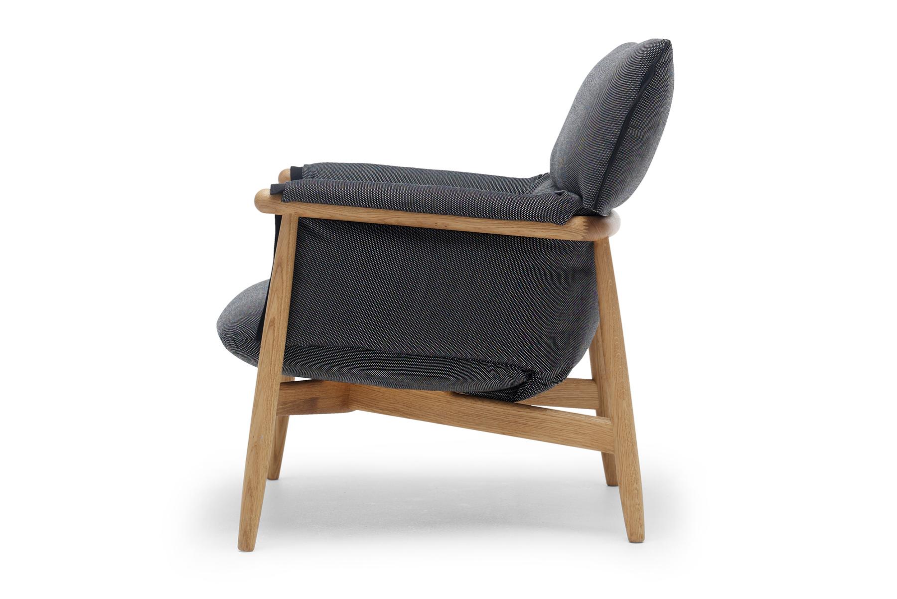 The E015 Embrace lounge chair was designed by EOOS for Carl Hansen & Søn in 2016. Made for relaxation, its soft cushions create added comfort. The Embrace lounge chair is part of the luxurious Embrace series.
  