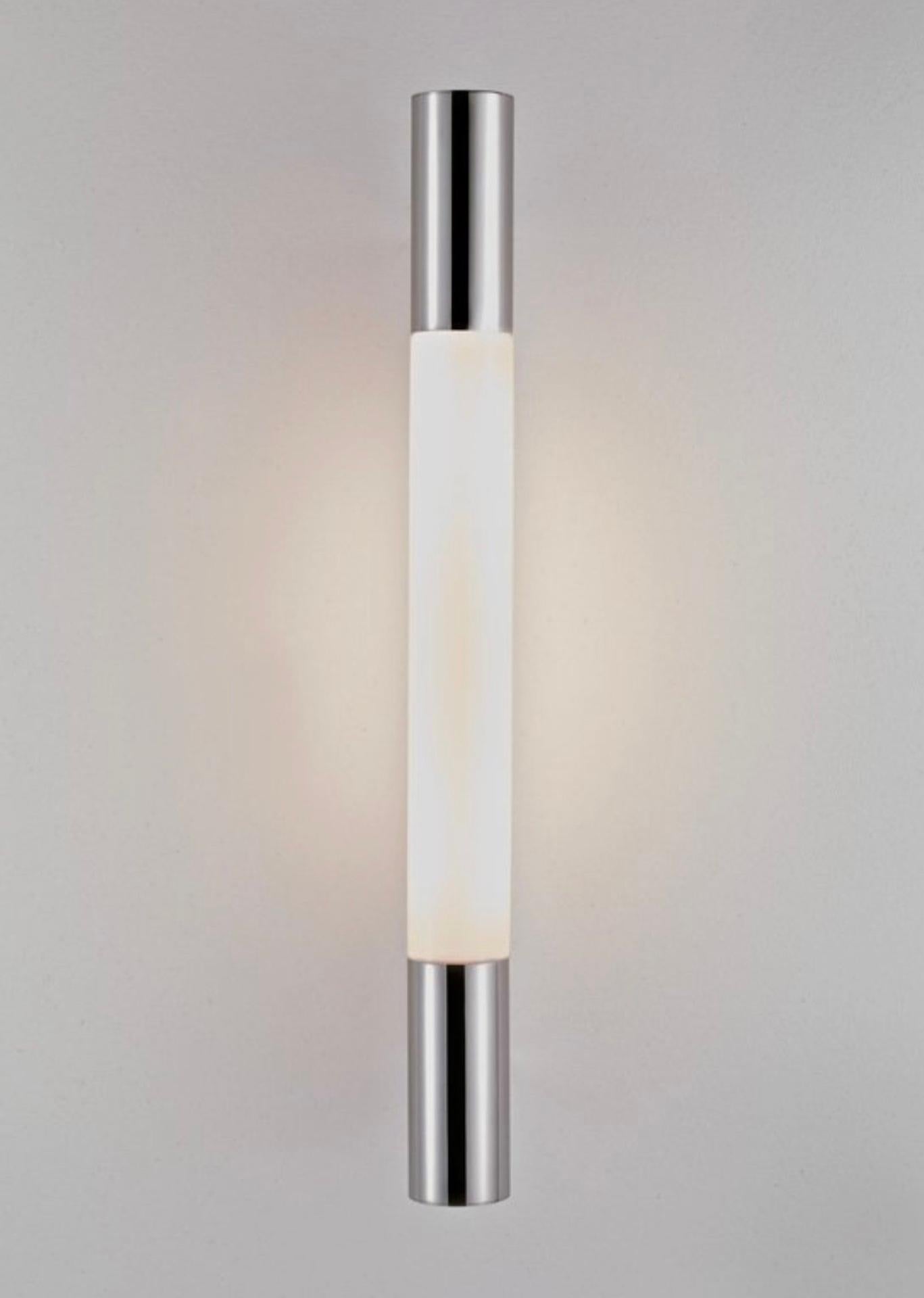 Simple elegance and modern functionality come together in the EOS 14 wall lamp, which Zenolicht created for TECNOLUMEN in 2014. This lighting fixture is designed in the Bauhaus style, but its beautifully hazy light is not just for lovers of this