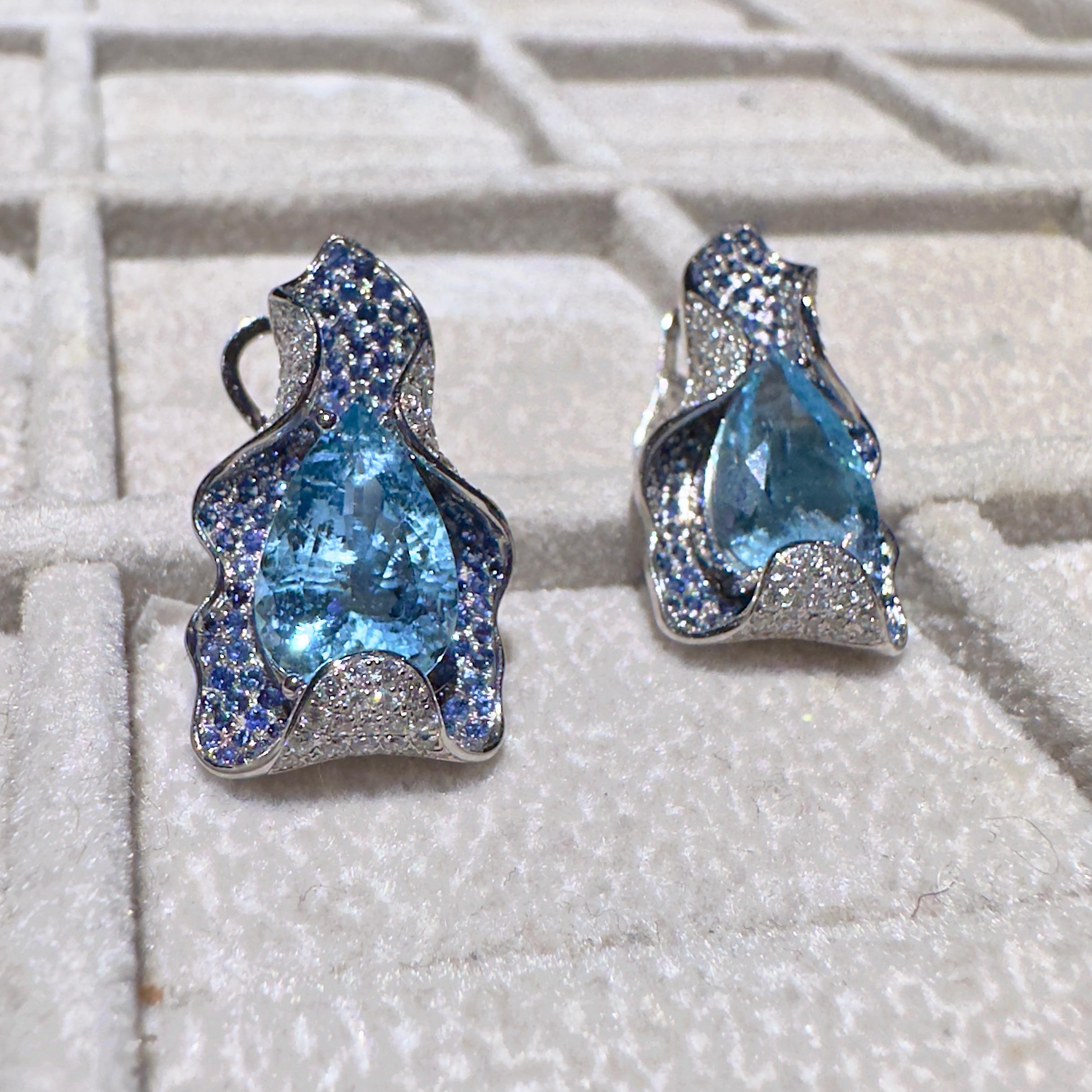 aquamarine 5.45 ct
diamond 0.44 ct E/F colour VS Clarity
sapphire 0.7ct
set in 18k white gold 
total weight 9.177