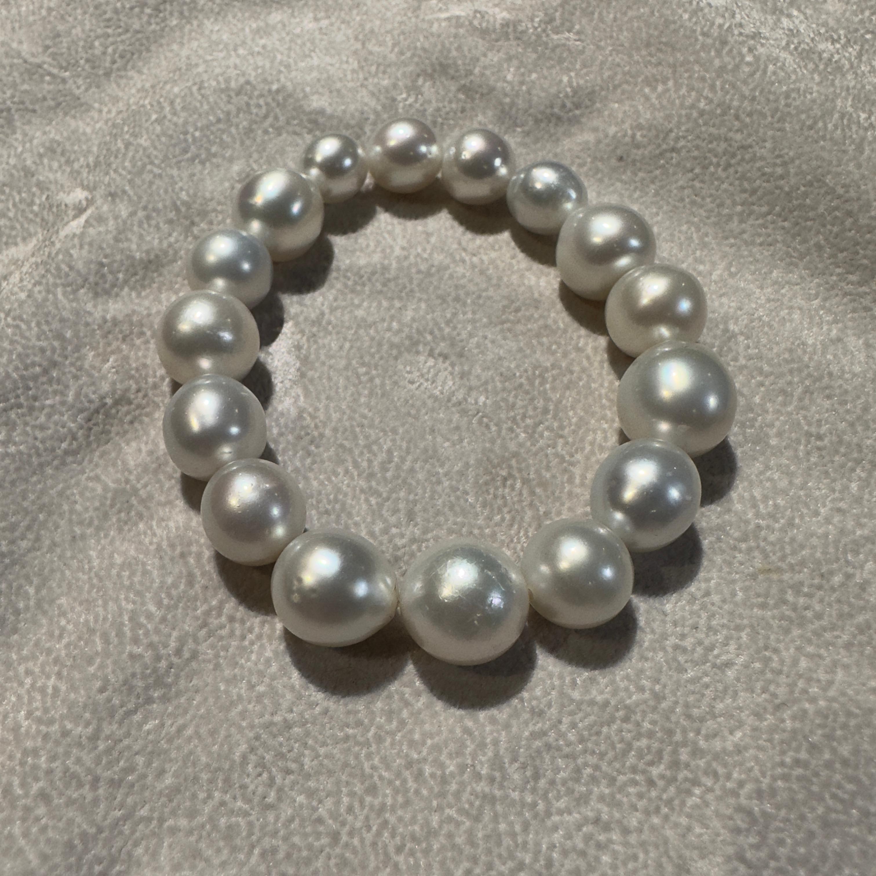 A white Australian South Sea Pearl Bracelet 

It consists of 16 cultured south sea pearls in white Colour with pink overtone. The Pearls are of High Lustre with very few natural surface pitting.

the size ranging from 10mm-14mm

