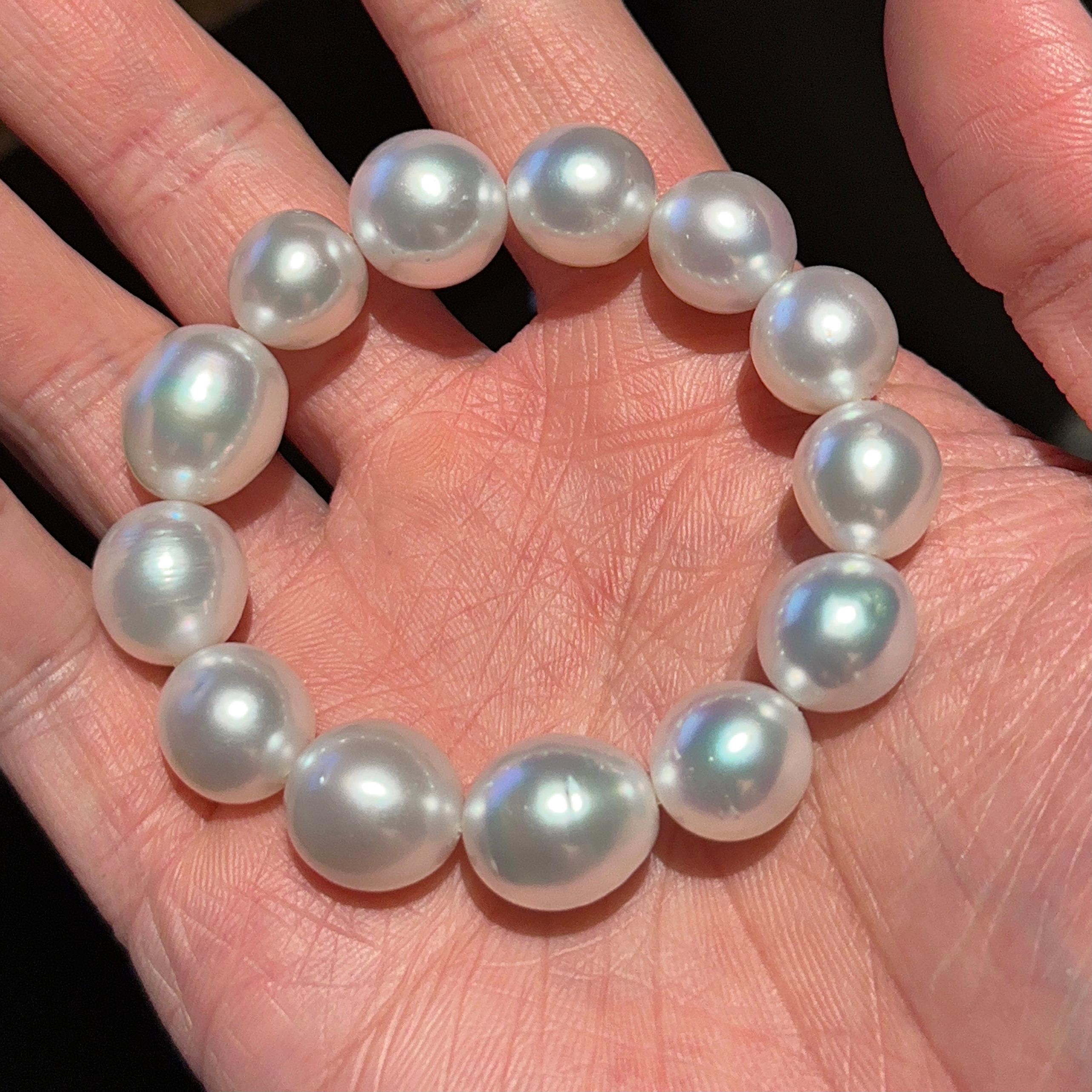 Bracelet de perles blanches des mers du Sud australiennes 

Whiting se compose de 13 perles de culture des mers du Sud de couleur blanche avec des reflets roses. Les perles sont d'un grand lustre. La couleur du corps est blanche avec des reflets