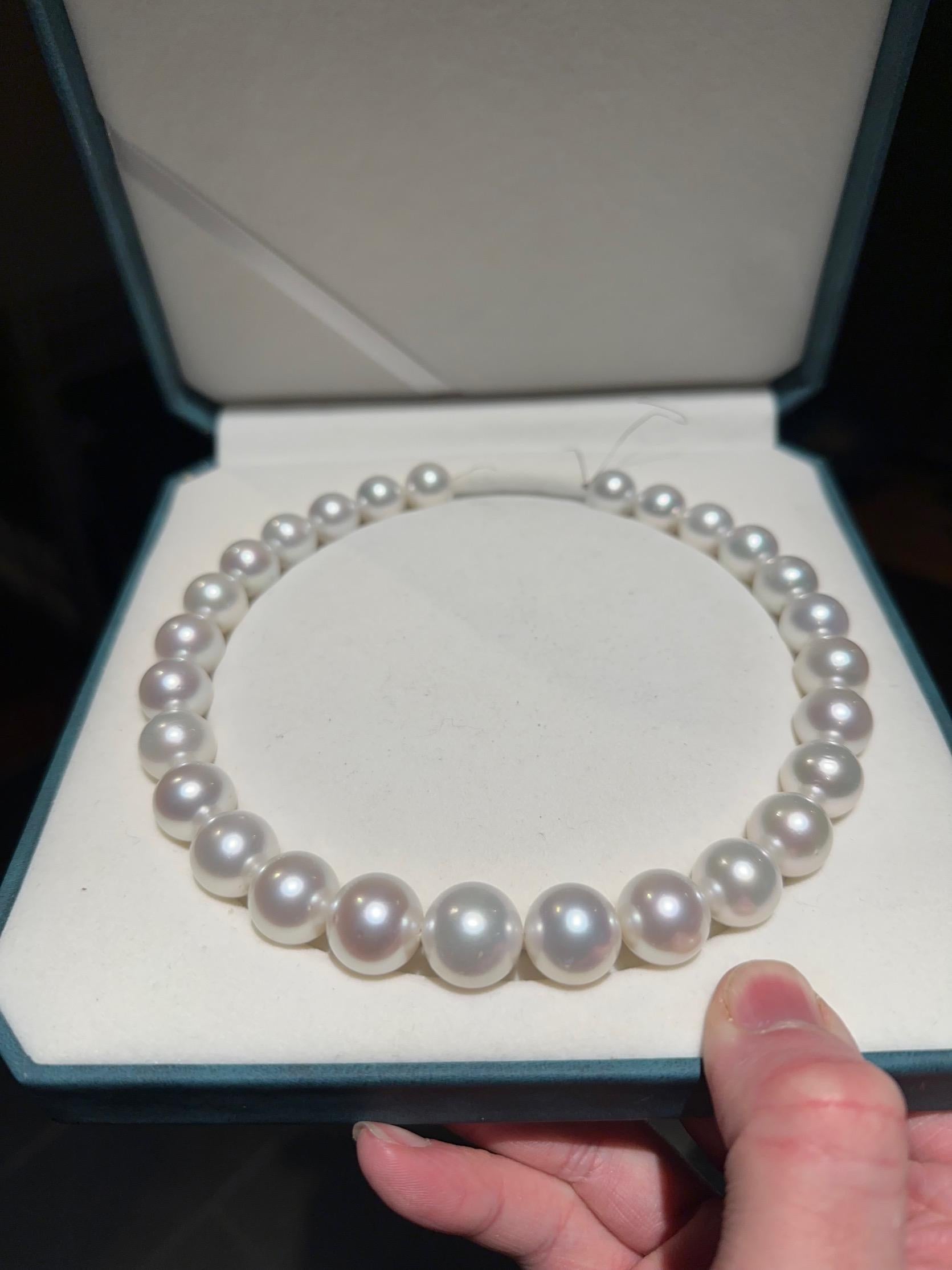 BANDE DE PERLES RONDES 14 - 17 MM, de forme demi-ronde, AAA/AA LUSTRE, BLANCHE AVEC TONTE VERTE ROSE.


Un rang de perles de culture des mers du Sud australiennes
Les perles sont percées et temporairement enfilées sur un fil à des fins de