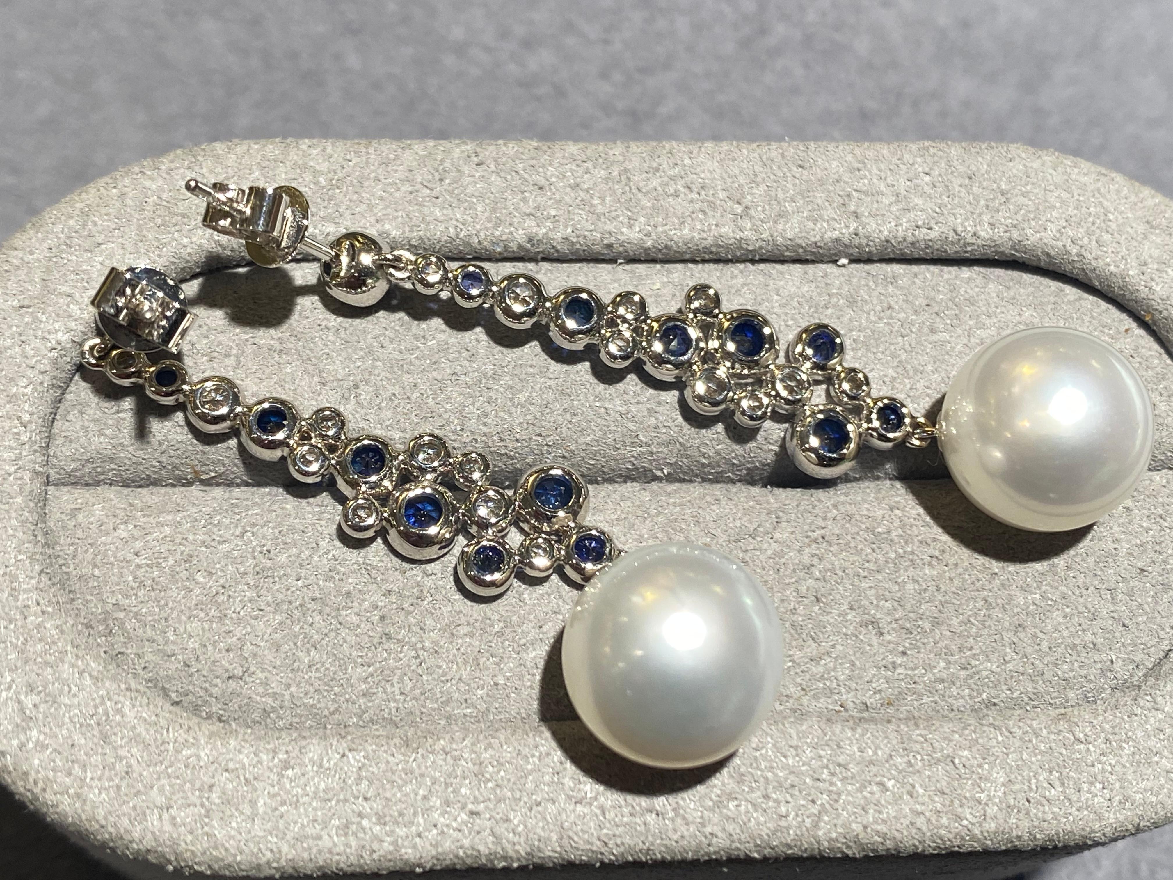 Contemporain Boucles d'oreilles Eostre en or blanc 18 carats, saphir bleu et diamants en vente