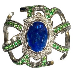 Eostre Ring aus 18 Karat Weigold mit blauem Saphir, Tsavorit und Diamanten