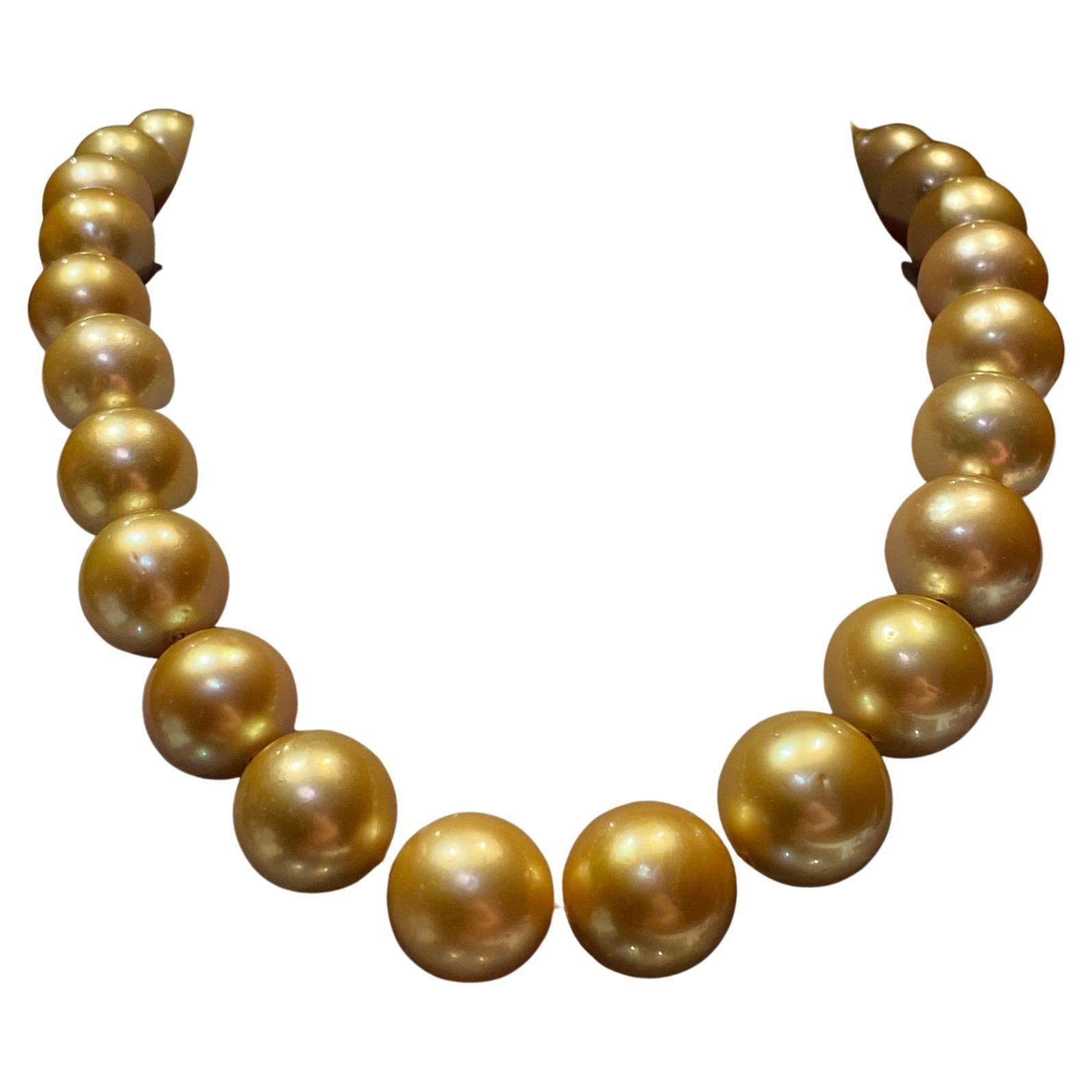 Collana di perle dei mari del sud Eostre Deep Golden con chiusura in rubino e diamanti 18 carati