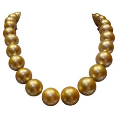Collana di perle dei mari del sud Eostre Deep Golden con chiusura in rubino e diamanti 18 carati