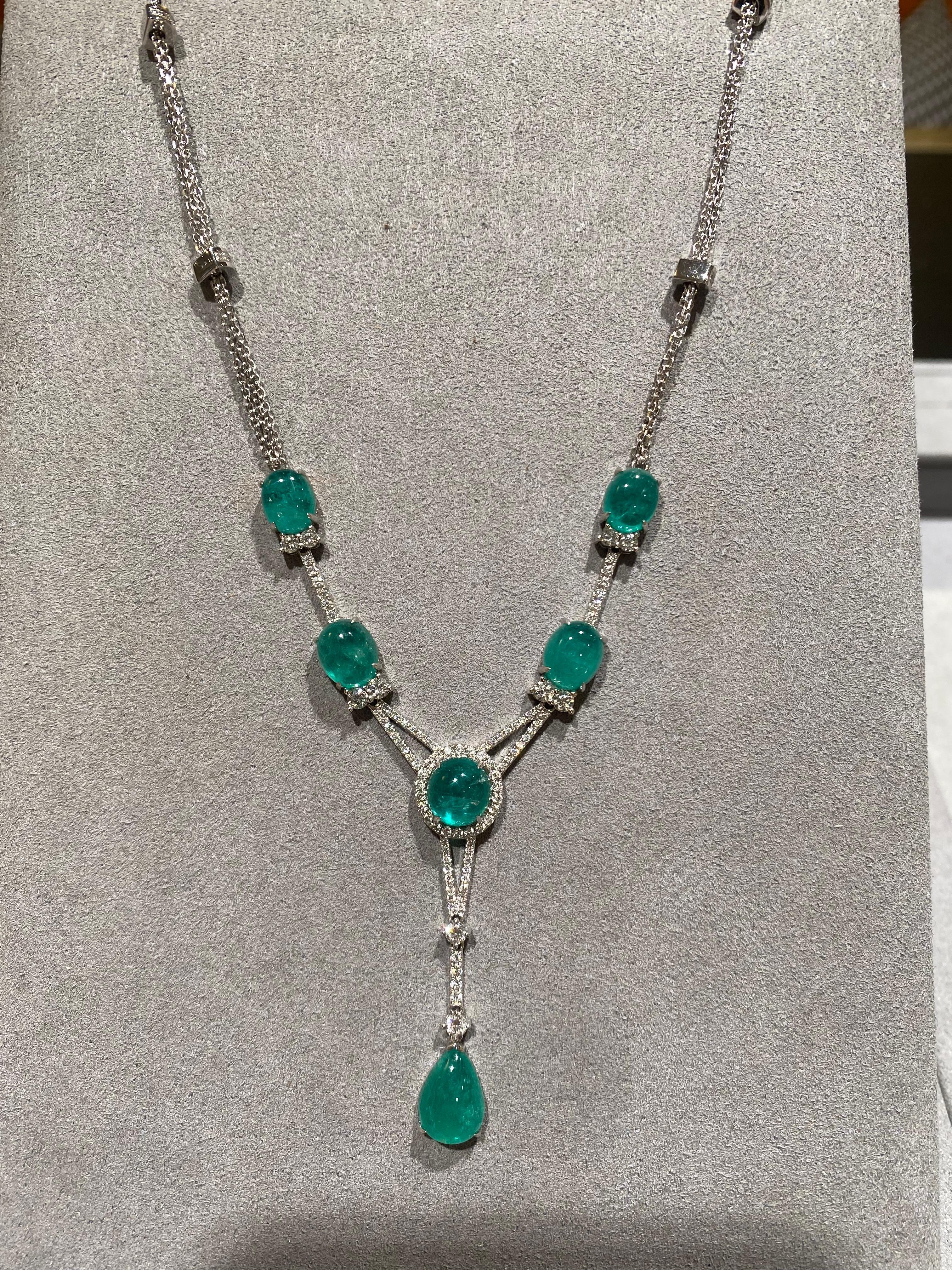 Contemporaneo Collana Eostre con smeraldo cabochon e diamanti in oro bianco 18 carati in vendita